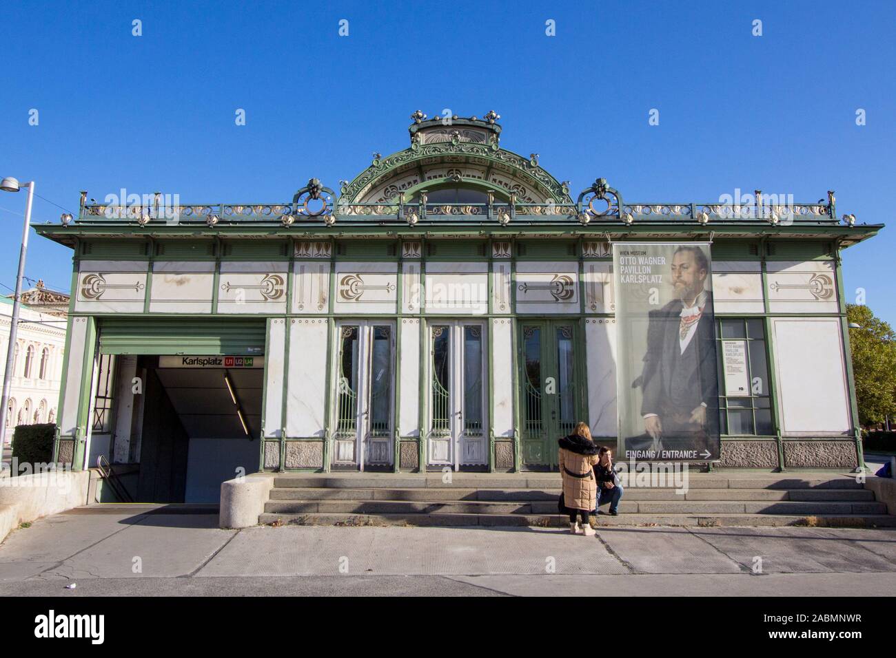 VIENNA, Austria - 6 Novembre 2019: Ex Karlsplatz Stazione della Metropolitana Pavillion. Progettato da Otto Wagner, è un simbolo di Art Nouveau e del Jugen Foto Stock