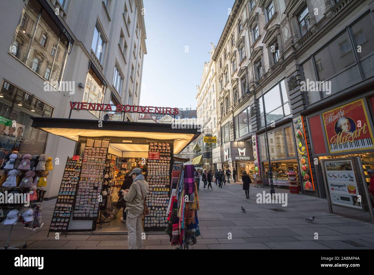 VIENNA, Austria - 6 Novembre 2019: Souvenir Shop sul viale di Vienna di Karntner Strasse, in un chiosco, visualizzazione di vari articoli di marca con l'icona Foto Stock