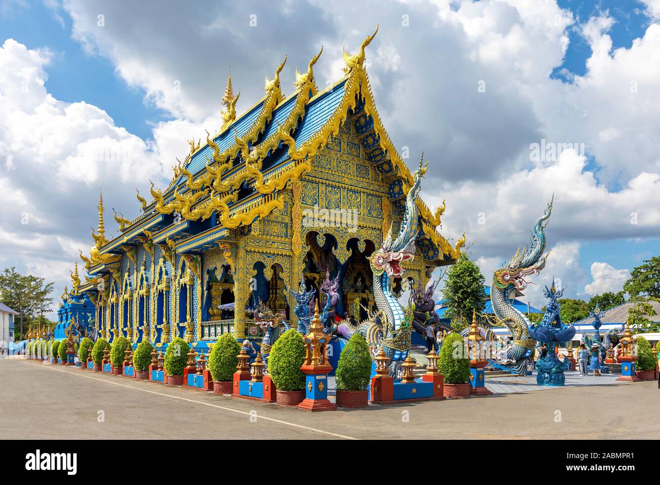 Chiang Rai Tempio Azzurro o Wat Rong Seua Dieci si trova in Rong Suea dieci nel distretto di Rimkok a pochi chilometri fuori da Chiang Rai Foto Stock