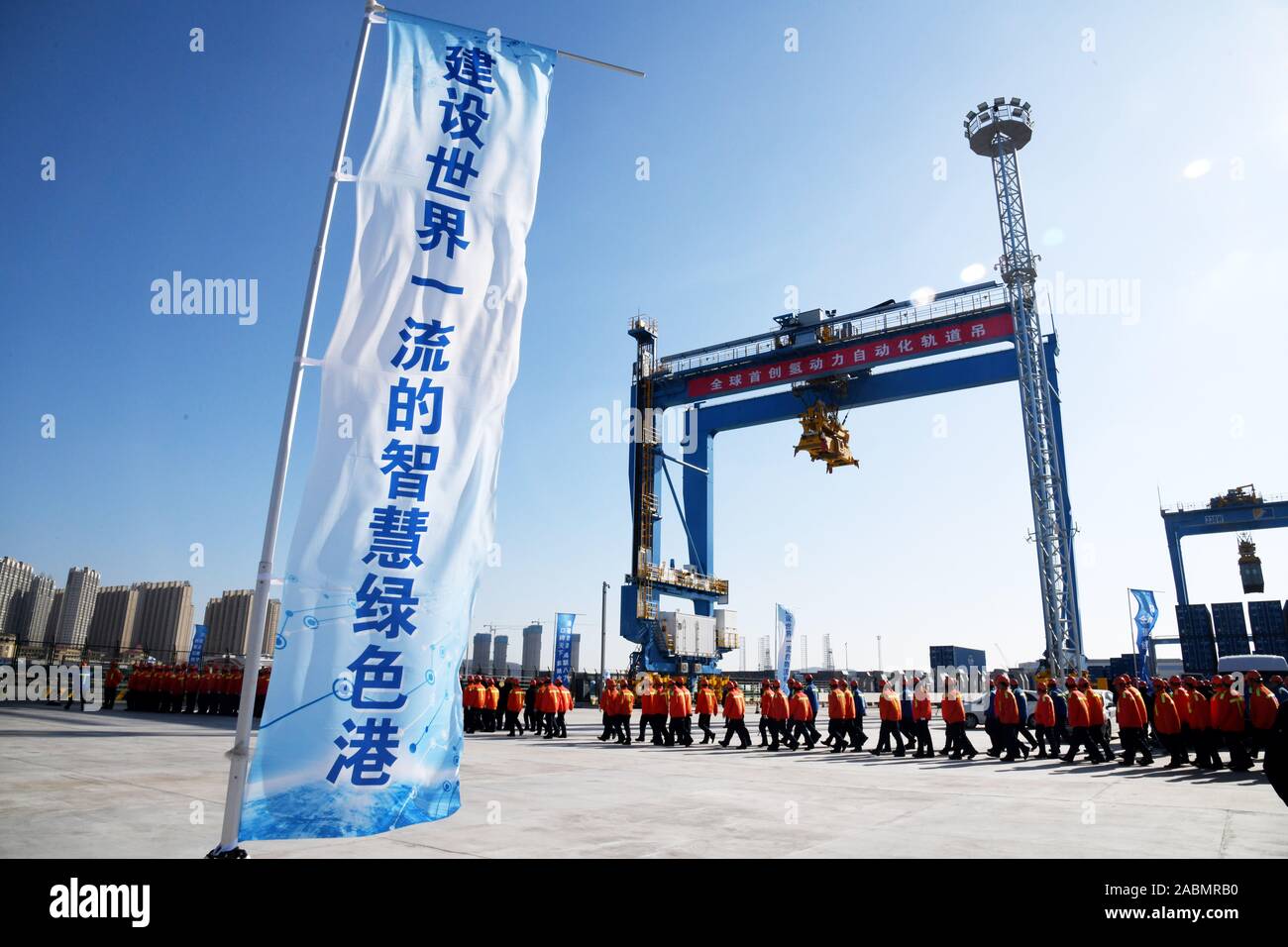 Qingdao, Cina. 28 Nov, 2019. Foto scattata il 9 novembre 28, 2019 mostra l'idrogeno-automatica di potenza via gru a seconda fase del dock automatico del porto di Qingdao Qingdao, Cina orientale della provincia di Shandong. La seconda fase del dock automatico di Qingdao port è stato messo in funzione il giovedì, che applica diverse invenzioni tecnologiche sviluppate dalla porta di Qingdao. Credito: Li Ziheng/Xinhua/Alamy Live News Foto Stock