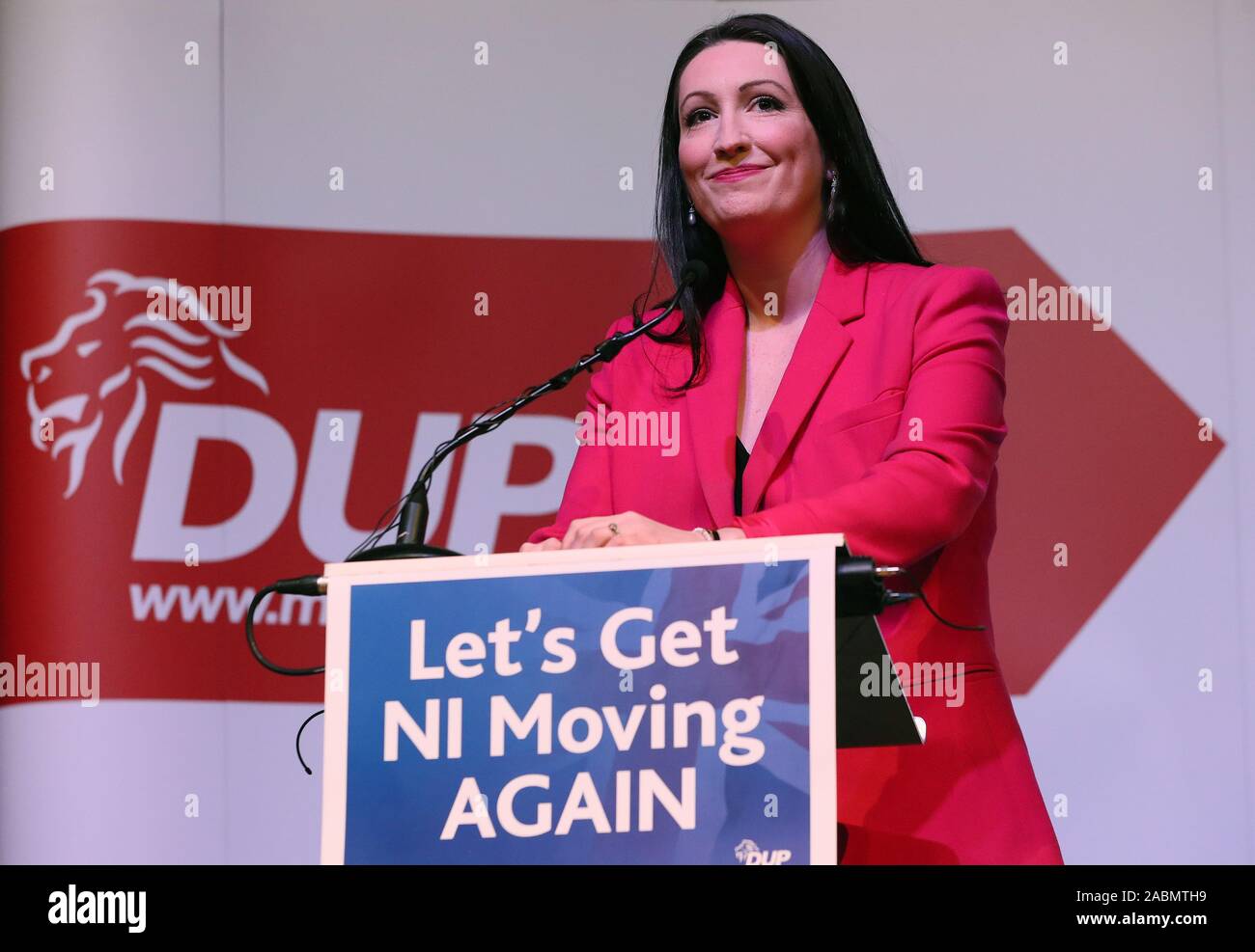DUP candidato per il sud di Belfast Emma Little-Pengelly parlando al DUP generale del manifesto elettorale lanciare a W5 a Belfast. Foto Stock
