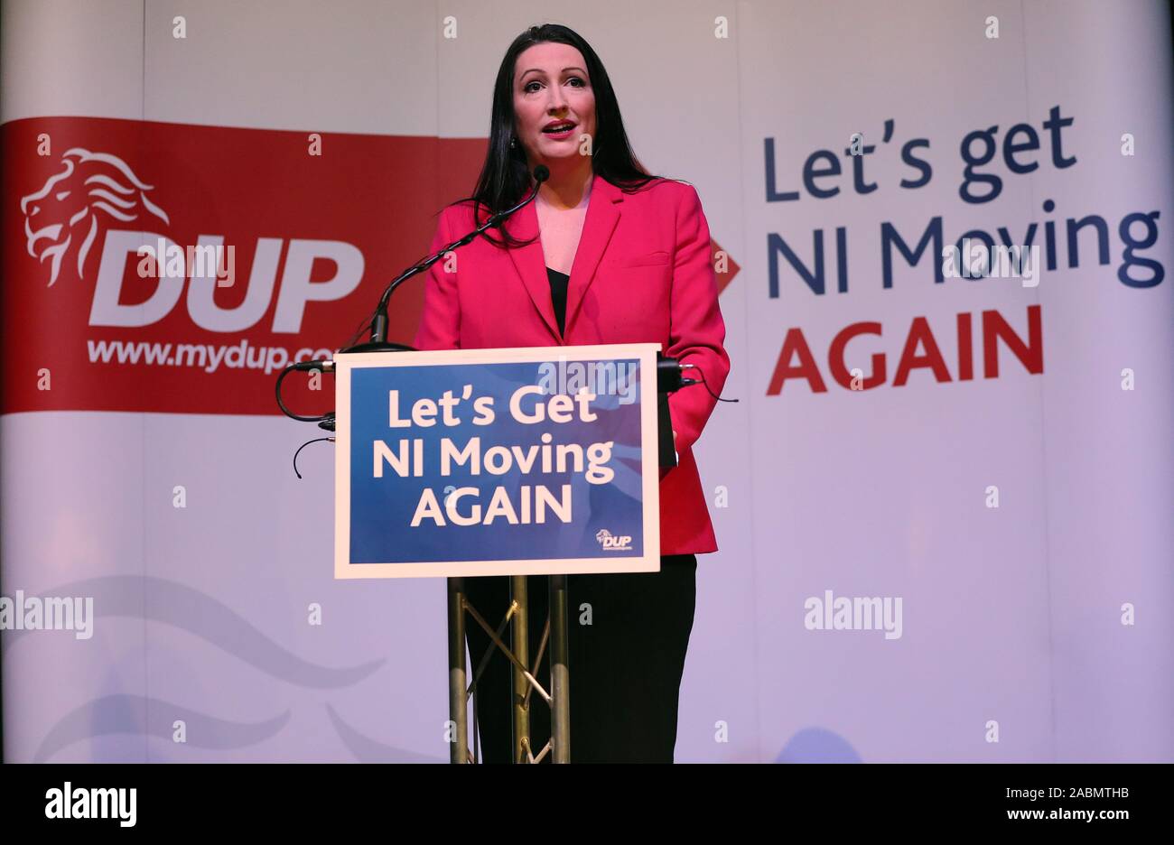 DUP candidato per il sud di Belfast Emma Little-Pengelly parlando al DUP generale del manifesto elettorale lanciare a W5 a Belfast. Foto Stock