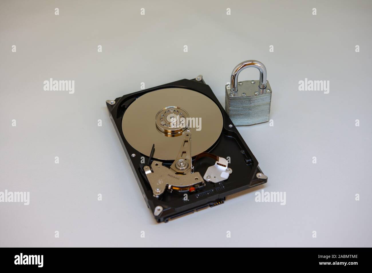 L'unità disco rigido e il lucchetto sono icone di sicurezza bloccate. Foto Stock