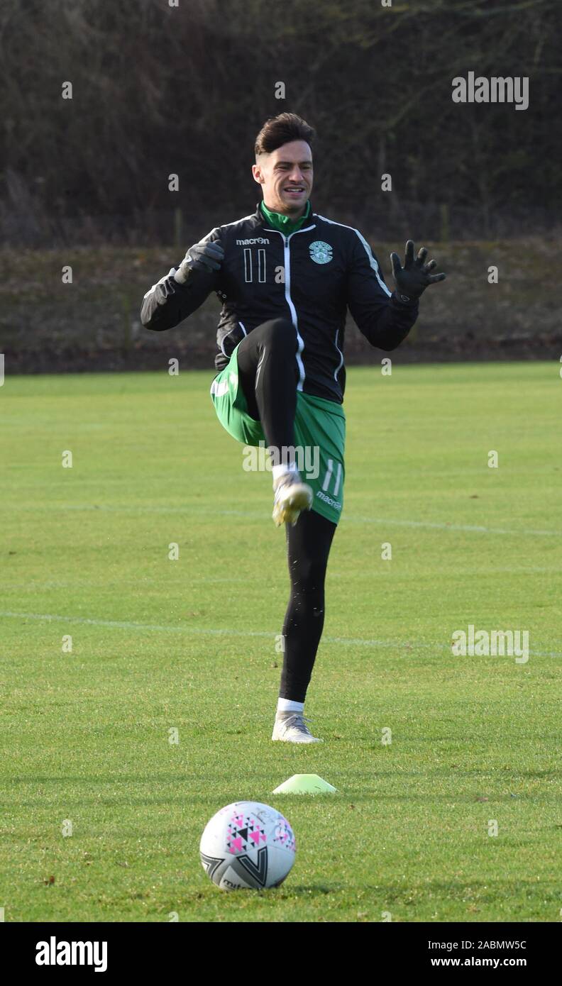 Tranent, Ormiston, East Lothian.la Scozia. Regno Unito. Il 28 novembre 2019. Hibernian Joe Newell sessione di formazione per Scottish Premiership match vs Kilmarnock. Credito: eric mccowat/Alamy Live News Foto Stock