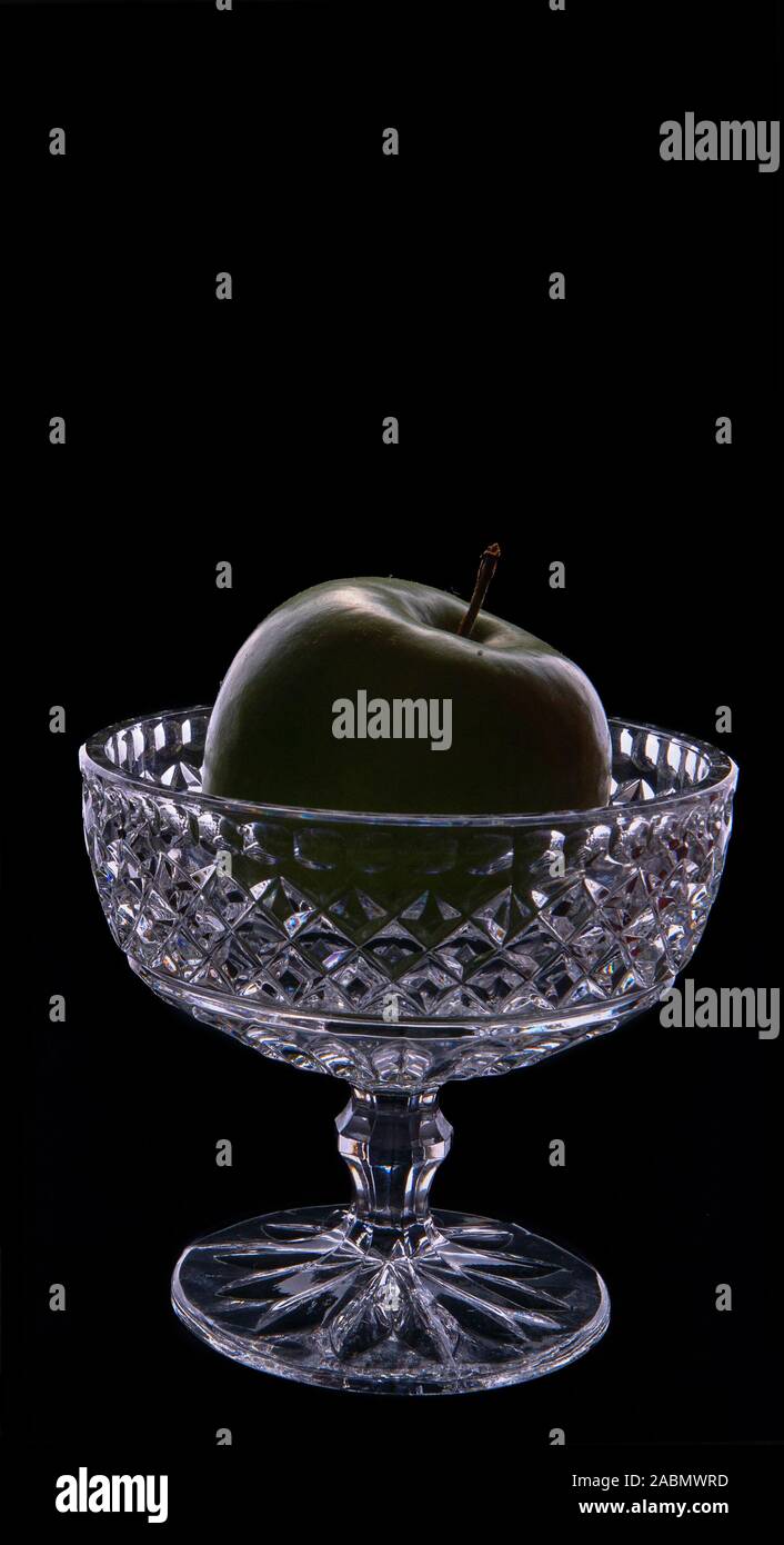 Vino brillante silhouette di vetro isolato su uno sfondo scuro. Modalità Buia. Foto di cibo per banner. Zero Gravity. Concetto di vendita, prezzo scontato. Foto Stock