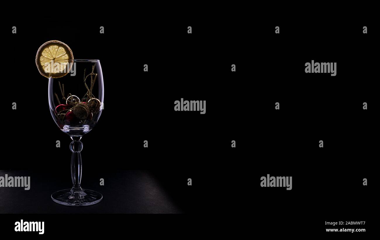 Vino brillante silhouette di vetro isolato su un cuoio scuro dello sfondo. Natale e Anno Nuovo design. Modalità Buia. La foto per banner e poster. Conce Foto Stock
