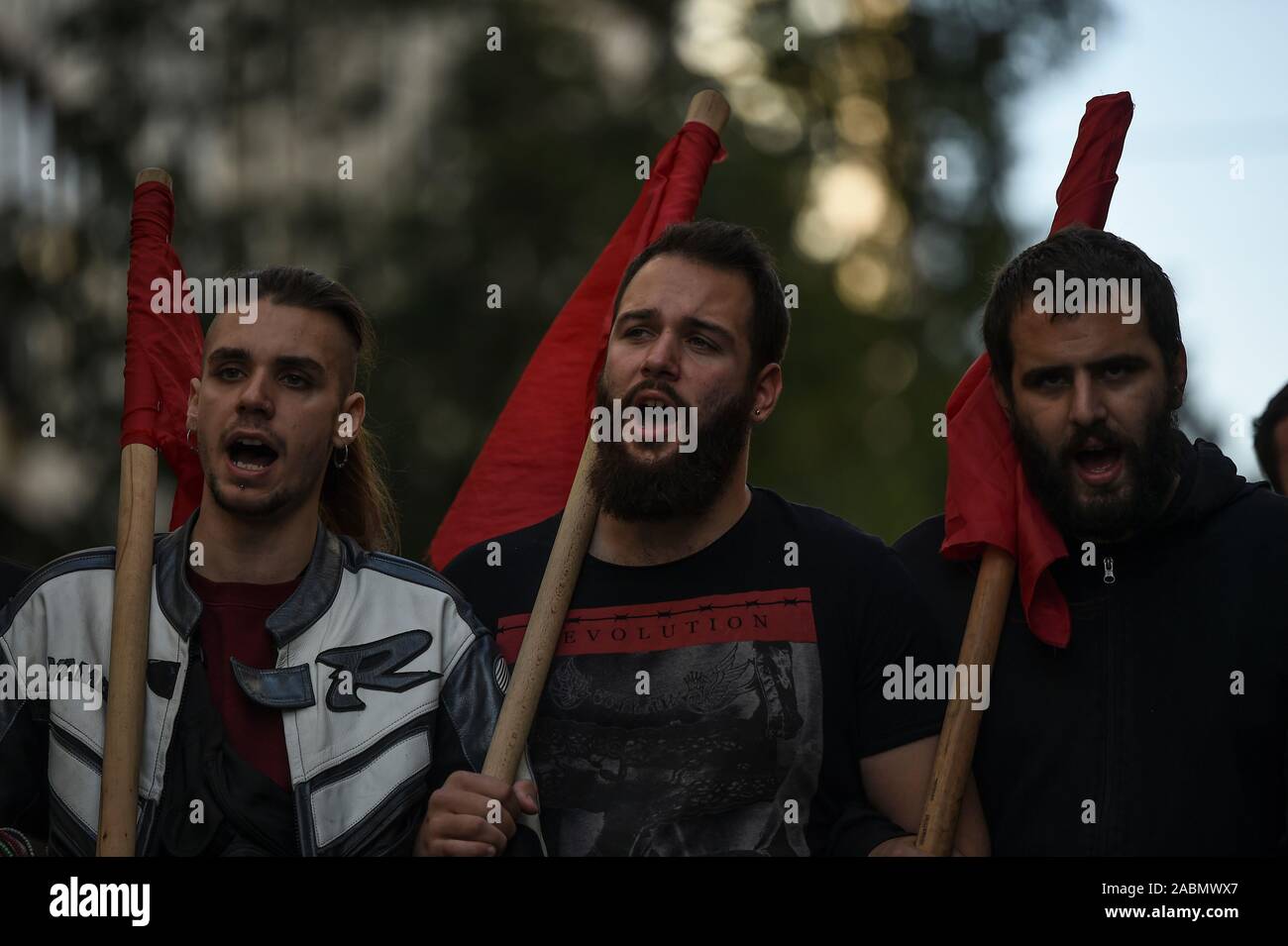 Atene, Grecia. 28 Nov 2019. Università Greca gli studenti gridare slogan durante la protesta ad Atene, in Grecia, il 28 novembre 2019. Studenti di greco protesta contro le riforme concernenti il sistema educativo. Credito: Dimitris Lampropoulos/Alamy Live News Foto Stock