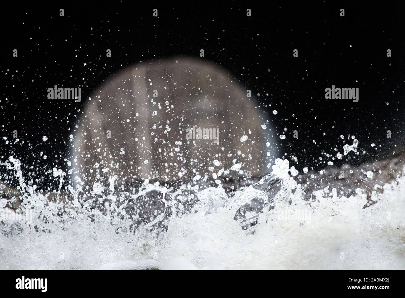 Tubo sotto la strada (canali sotterranei) di grande diametro per scaricare la molla l'acqua dal fiume e forte flusso di acqua spray Foto Stock