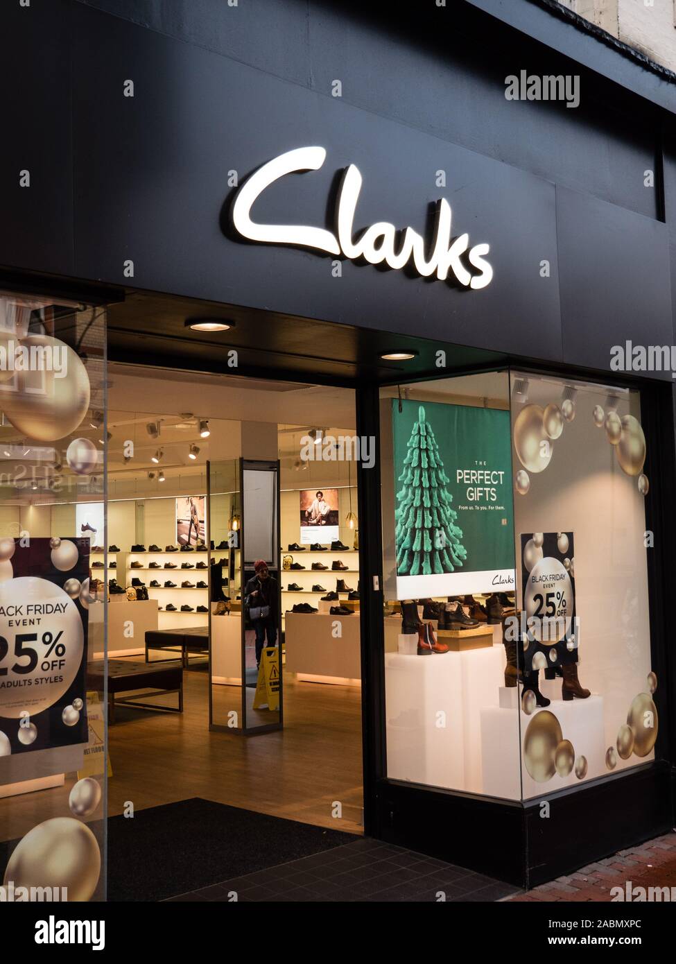 Clarks negozio di scarpe, Reading, Berkshire, Inghilterra, Regno Unito,GB  Foto stock - Alamy