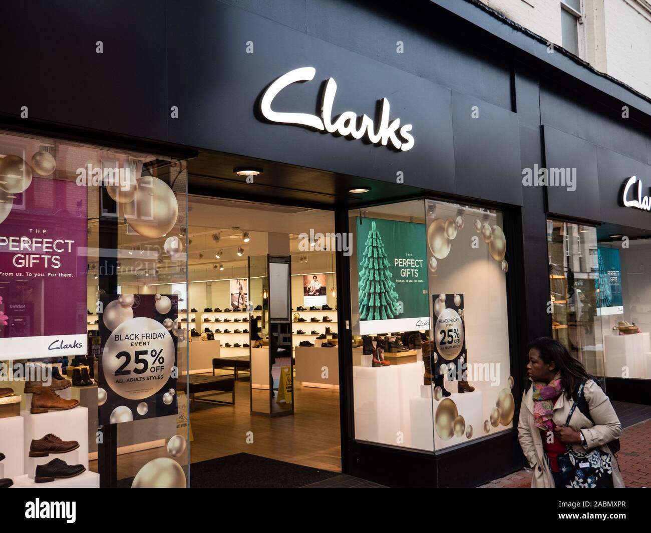 Clarks negozio di scarpe, Reading, Berkshire, Inghilterra, Regno Unito,GB  Foto stock - Alamy
