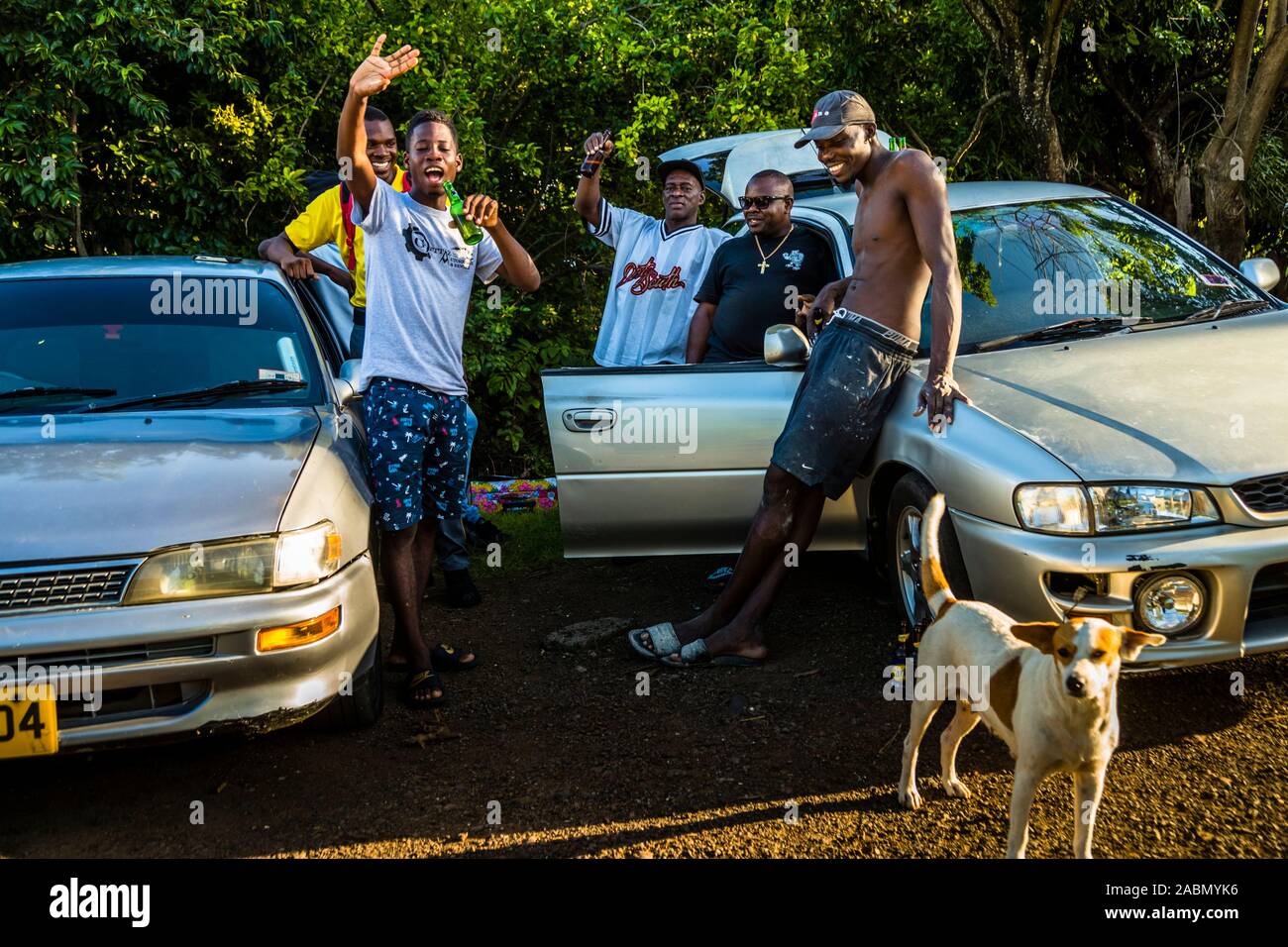 La gente del posto in Happy Hill, Grenada. Hash House Harriers Running Event in Happy Hill, Grenada. Per i giovani e gli anziani il defilee dell'Hasher è un cambiamento gradito, soprattutto perché si va sempre bene con la birra Foto Stock