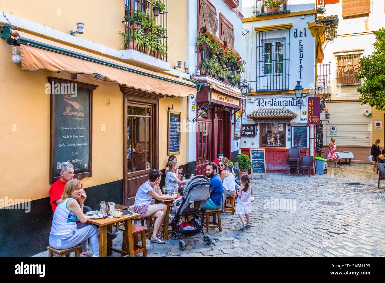 Per coloro che godono di outdoor cafe' sul marciapiede in Santa Cruz o antico quartiere ebraico di Siviglia Andulsia Spagna Foto Stock