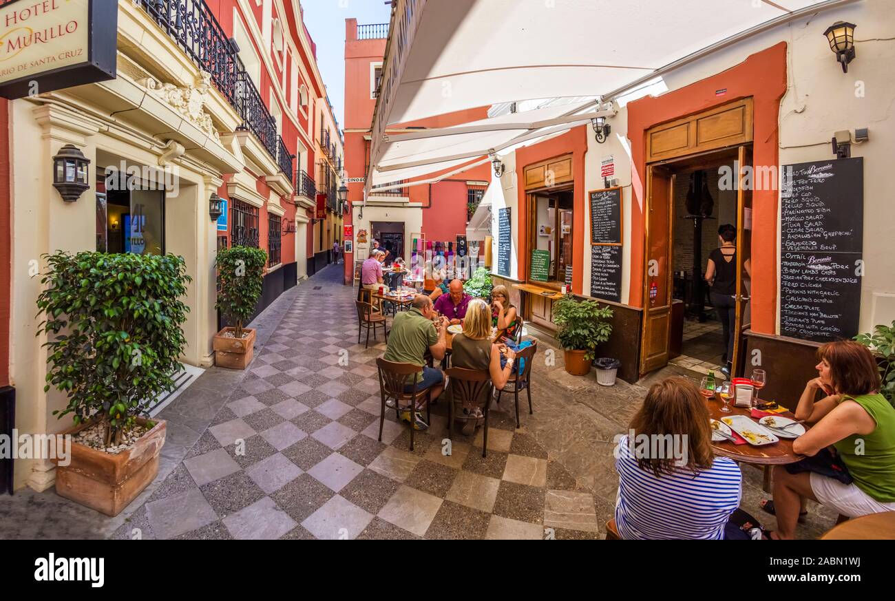Per coloro che godono di outdoor cafe' sul marciapiede in Santa Cruz o antico quartiere ebraico di Siviglia Andulsia Spagna Foto Stock