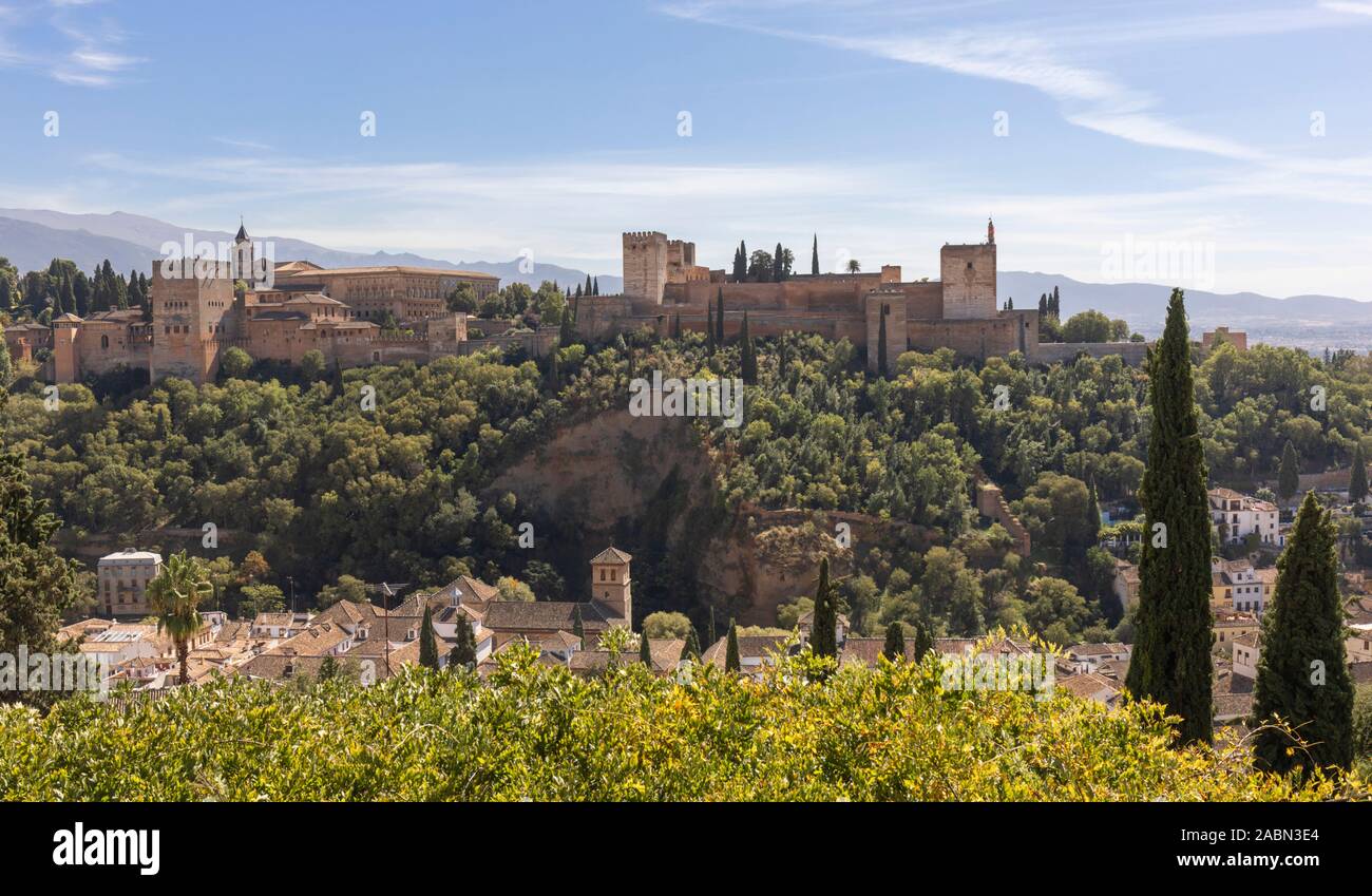 Il palazzo di Alhambra visto dall'Albaicin, Granada, provincia di Granada, Andalusia, Spagna meridionale. Foto Stock