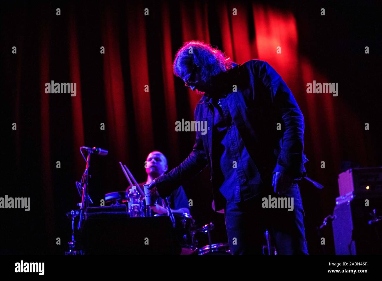 Mark Lanegan suona dal vivo a Fabrique il 27 novembre 2019 a Milano (Italia). Mark Lanegan è un americano di rock alternativo musicista e cantante-cantautore, membro della psichedelica band grunge urlando alberi. Durante il suo tempo nella band, Lanegan ha avviato anche un basso-chiave di carriera da solista e ha liberato il suo primo da solista album in studio, il foglio di avvolgimento, nel 1990. Dal 1990, egli ha rilasciato un ulteriore dieci (solo) studio album, come pure numerosi sforzi di collaborazione, ed ha ricevuto il riconoscimento di critica e un moderato successo commerciale. Foto Stock