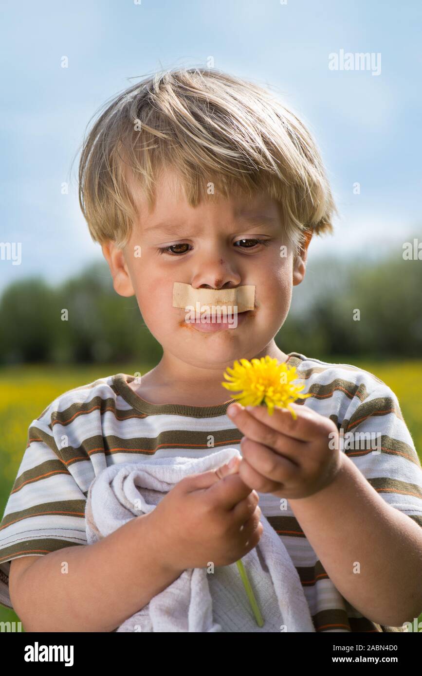 Ragazzino con una spina sotto il suo naso Foto Stock