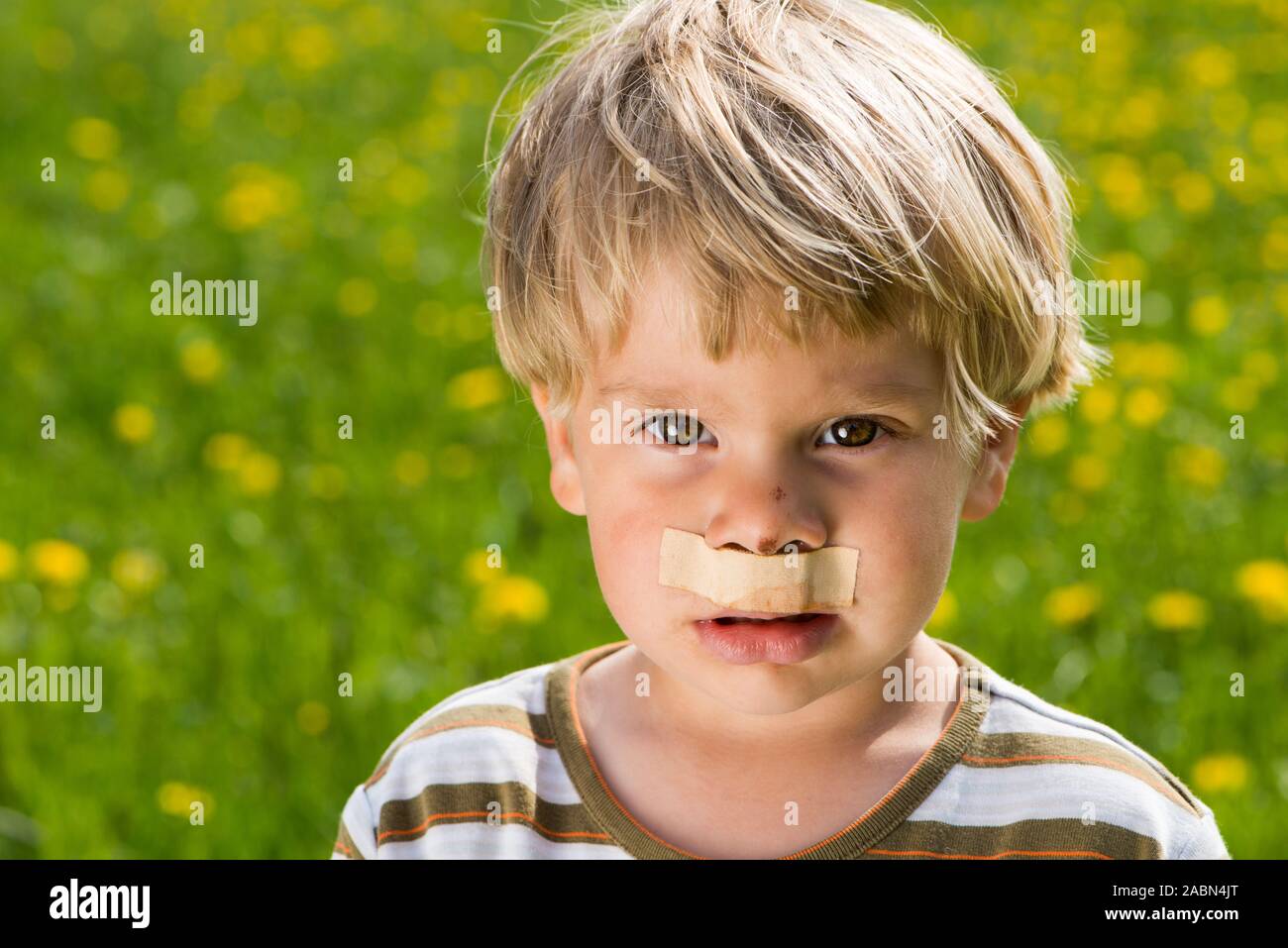 47/5000 ragazzo biondo con un gesso sotto il suo naso Feedback geben Verlauf Gespeichert Comunità ragazzo biondo con un cerotto sotto il suo naso Foto Stock