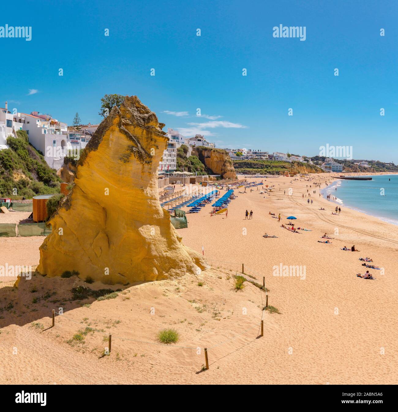 Roccia solitaria a Praia do Peneco, Albufeira, Portogallo Foto Stock