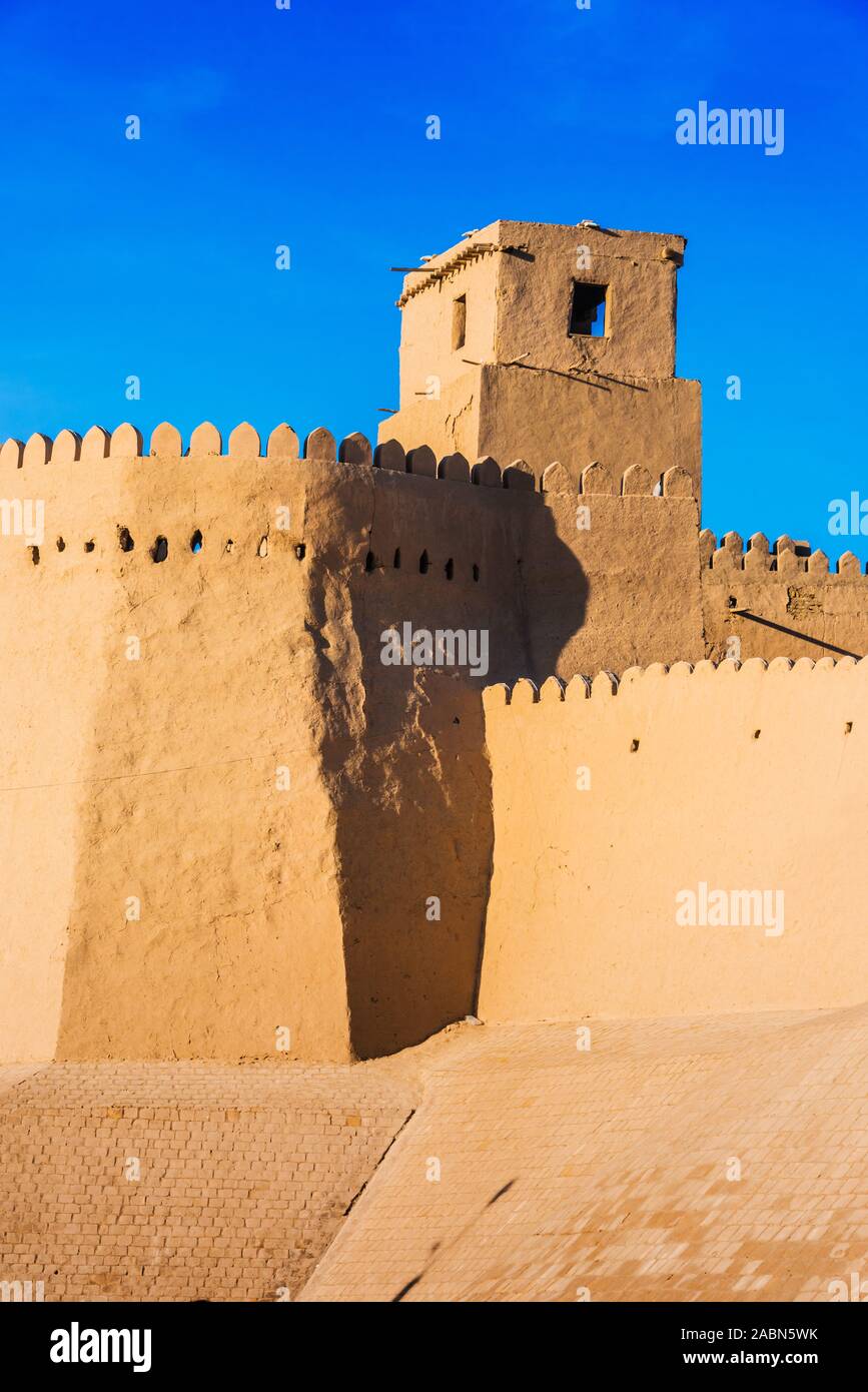 Mura difensive di Itchan Kala, città interna della città di Khiva, Uzbekistan. UNESCO - Sito Patrimonio dell'umanità. Foto Stock