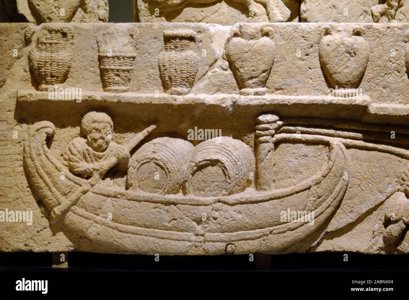 Mausoleo Bas-Relief romano di barca o River Barge caricato con botti (C2-3rd) e di anfore per vino o altre merci, dal Vaucluse Francia Foto Stock