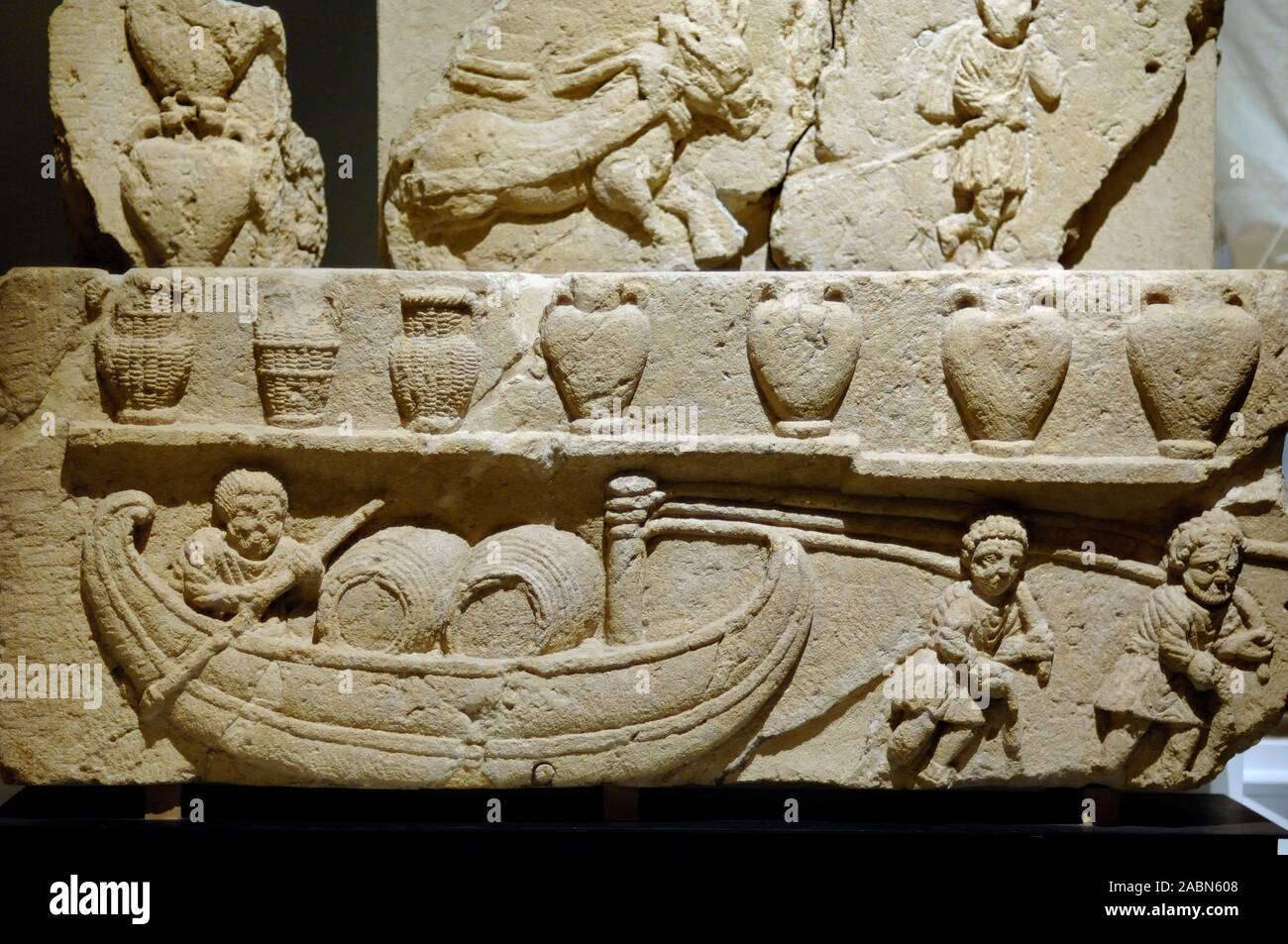 Mausoleo Bas-Relief romano di barca o River Barge caricato con botti (C2-3rd) e di anfore per vino o altre merci, dal Vaucluse Francia Foto Stock