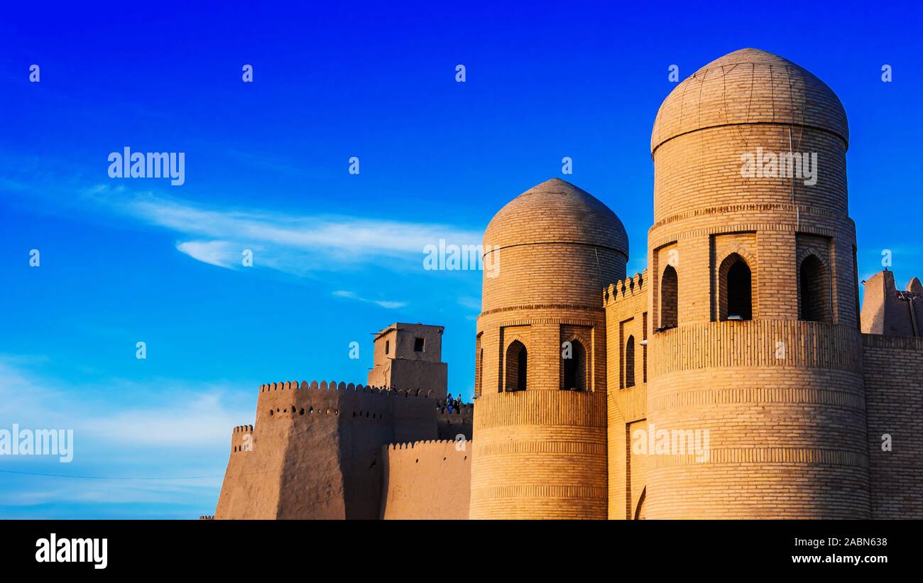 Mura difensive di Itchan Kala, città interna della città di Khiva, Uzbekistan. UNESCO - Sito Patrimonio dell'umanità. Foto Stock