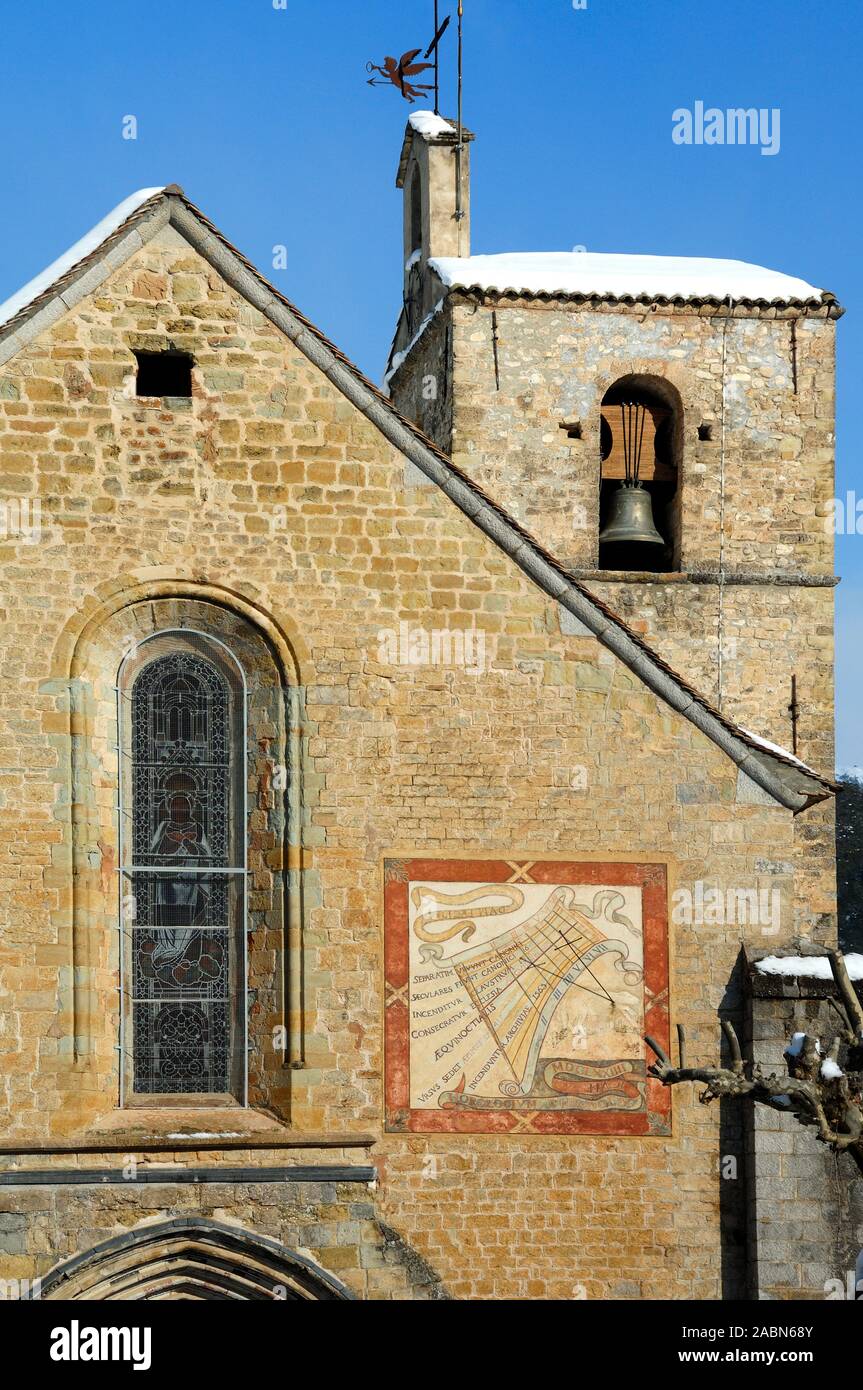 Il vecchio dipinto di orologio solare (1643, ridipinti 1784) sulla Cattedrale di Senez Madonna Assunta (1176-1246) Alpes-de-Haute-Provence Provence Francia Foto Stock