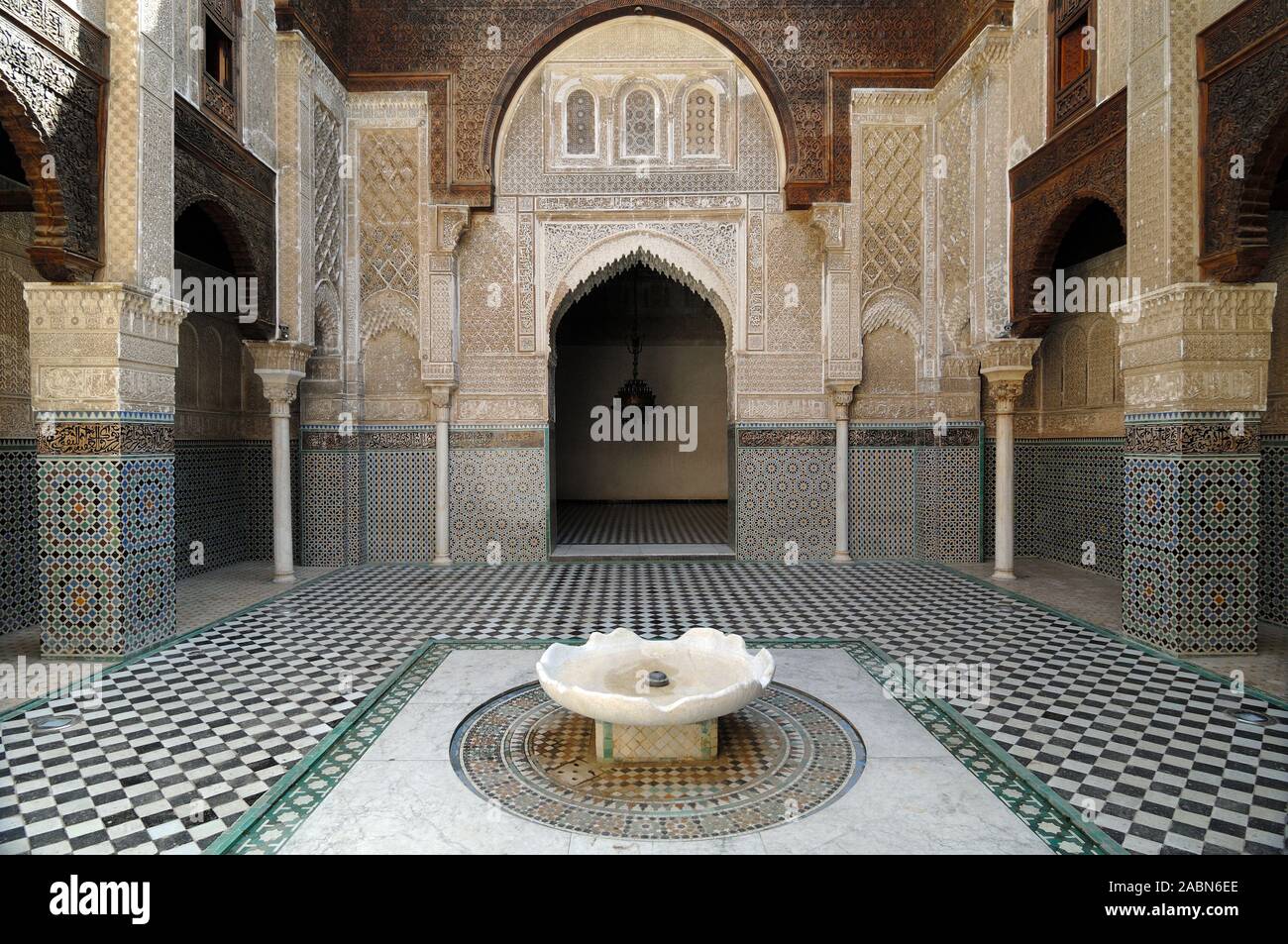 Attarine Medersa (1323-25) cortile e Fontana di marmo nella Medina Fez Marocco Foto Stock