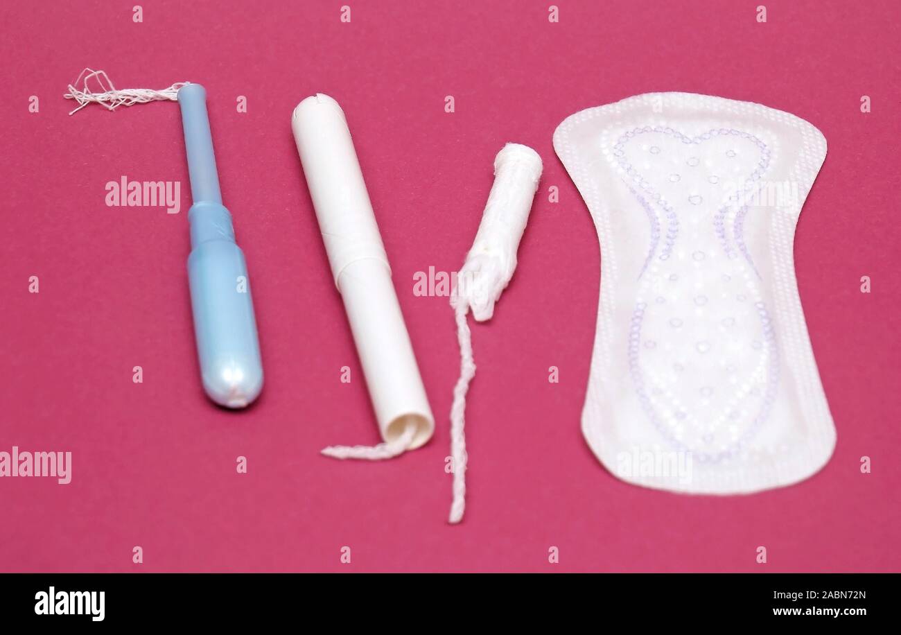 Il ciclo mestruale femminile prodotti sanitari e pad assorbenti interni su sfondo rosa Foto Stock