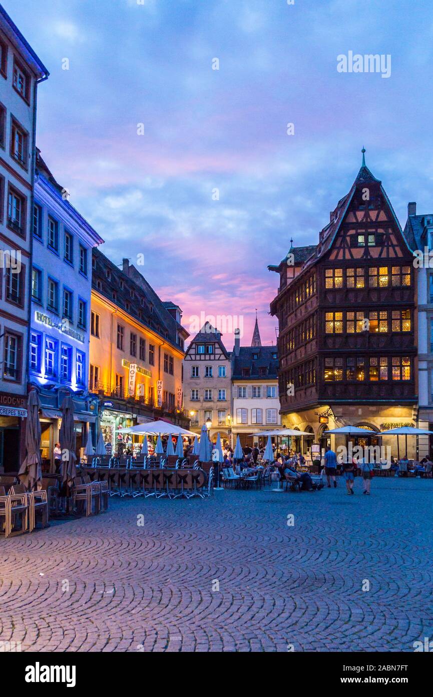 A struttura mista in legno e muratura case medievali,all'imbrunire, Petite France di Strasburgo, Alsazia, Grand Est, Francia Foto Stock