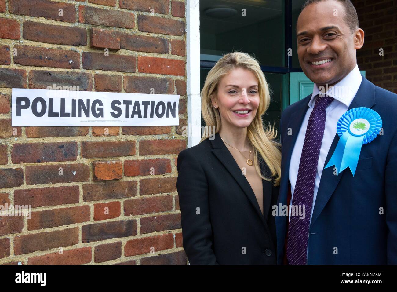 Immagine del file: Old Windsor, Regno Unito. Il 7 maggio, 2015. Adam Afriyie, il Partito Conservatore candidato per la circoscrizione di Windsor, arriva in corrispondenza di una stazione di polling con sua moglie Tracy-Jane a votare nel 2015 elezione generale. Il 27 novembre 2019, è stato annunciato che il signor Afriyie, chi è stato il Windsor MP dal 2005 e chi è in piedi come il Partito Conservatore candidato nel 2019 elezione generale, è rivolta verso la procedura di fallimento in Alta Corte. Credito: Mark Kerrison/Alamy Live News Foto Stock