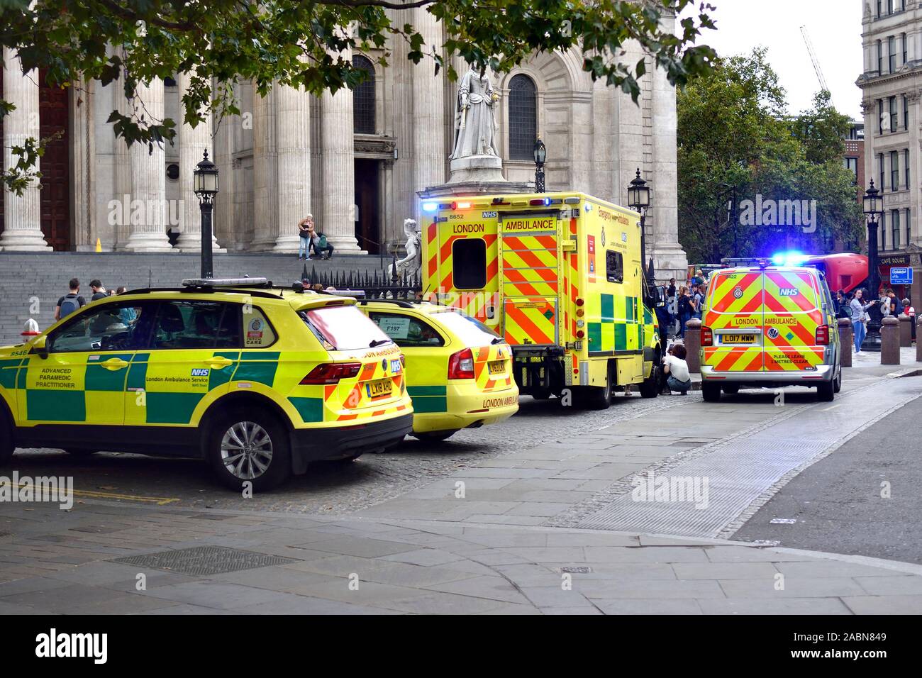 Londra, Inghilterra, Regno Unito. Interventi di emergenza in caso di un incidente presso la Cattedrale di St Paul, 2019. Le ambulanze e Incident Response di unità Foto Stock