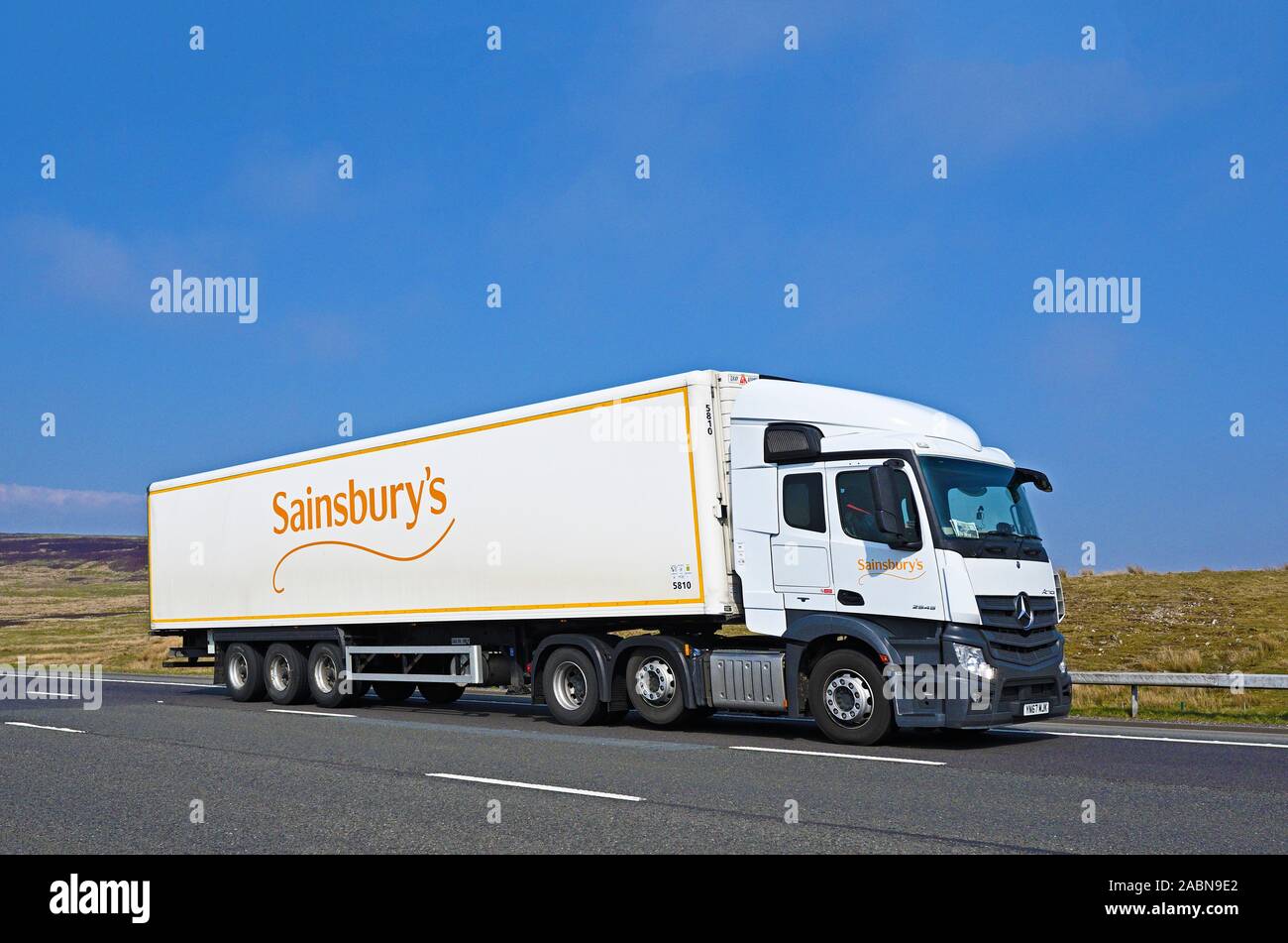 Sainsbury's HGV. Autostrada M6, in direzione sud, Shap, Cumbria, England, Regno Unito, Europa. Foto Stock