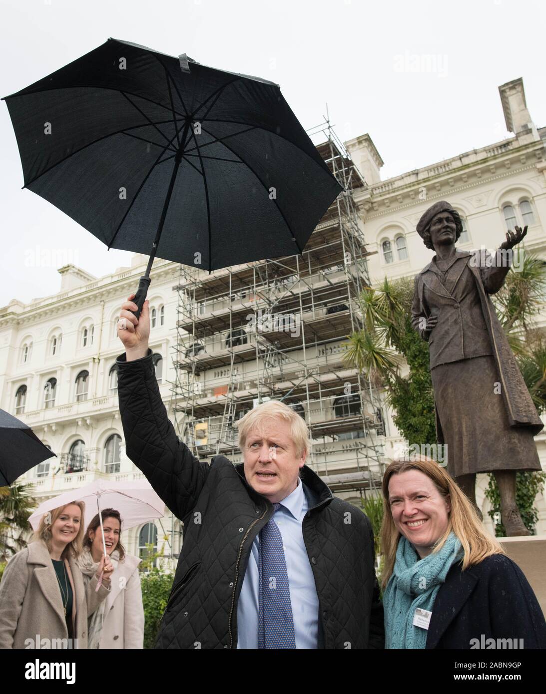 Il primo ministro Boris Johnson e la Plymouth candidato parlamentare, Rebecca Smith guardare una statua di Nancy Astor, la prima donna MP che è stata svelata oggi a Plymouth, Devon, mentre sulla campagna elettorale trail. Foto Stock