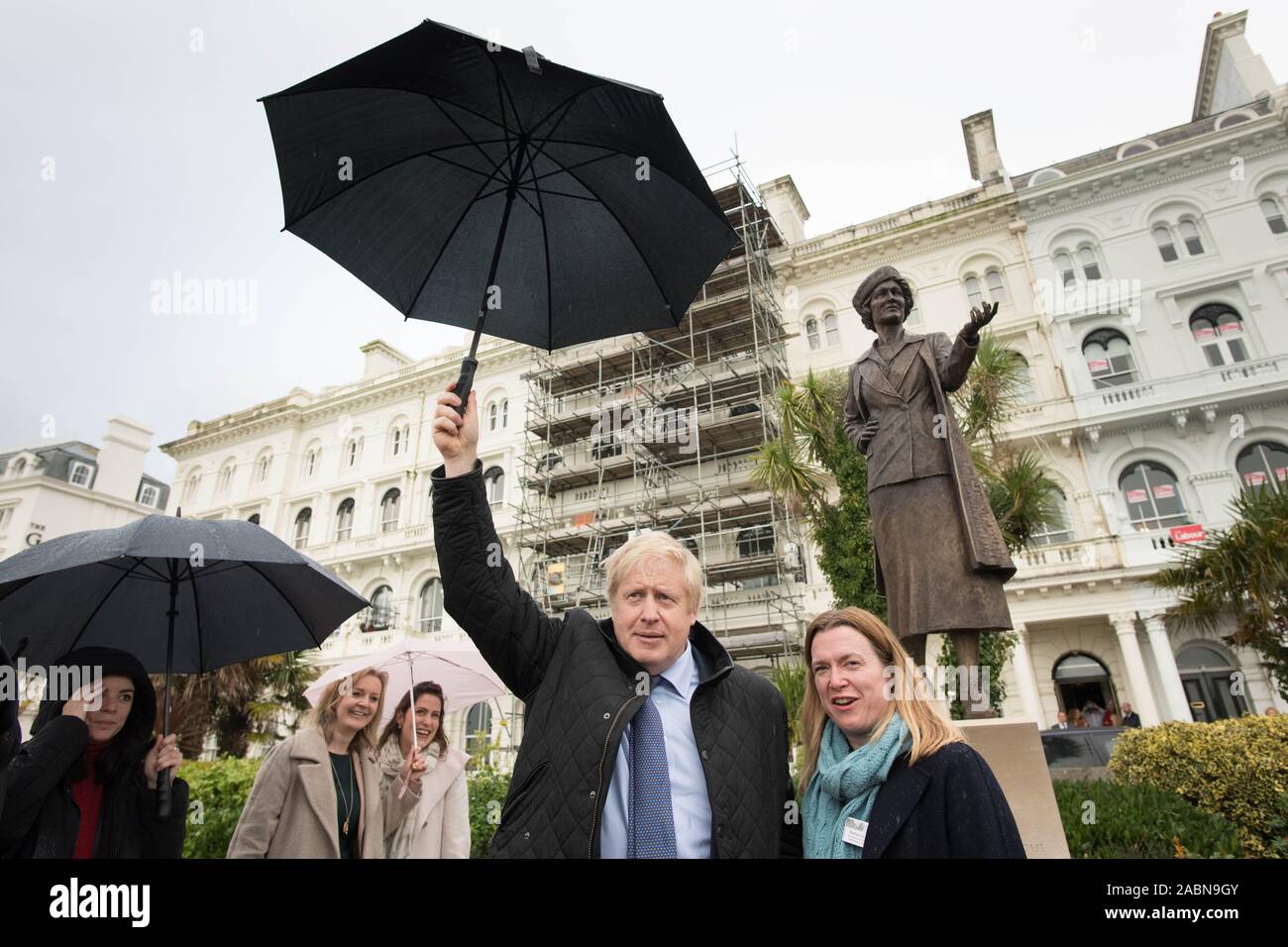 Il primo ministro Boris Johnson e la Plymouth candidato parlamentare, Rebecca Smith davanti alla statua di Nancy Astor, la prima donna MP che è stata svelata in Plymouth, Devon, mentre sulla campagna elettorale trail. Foto Stock
