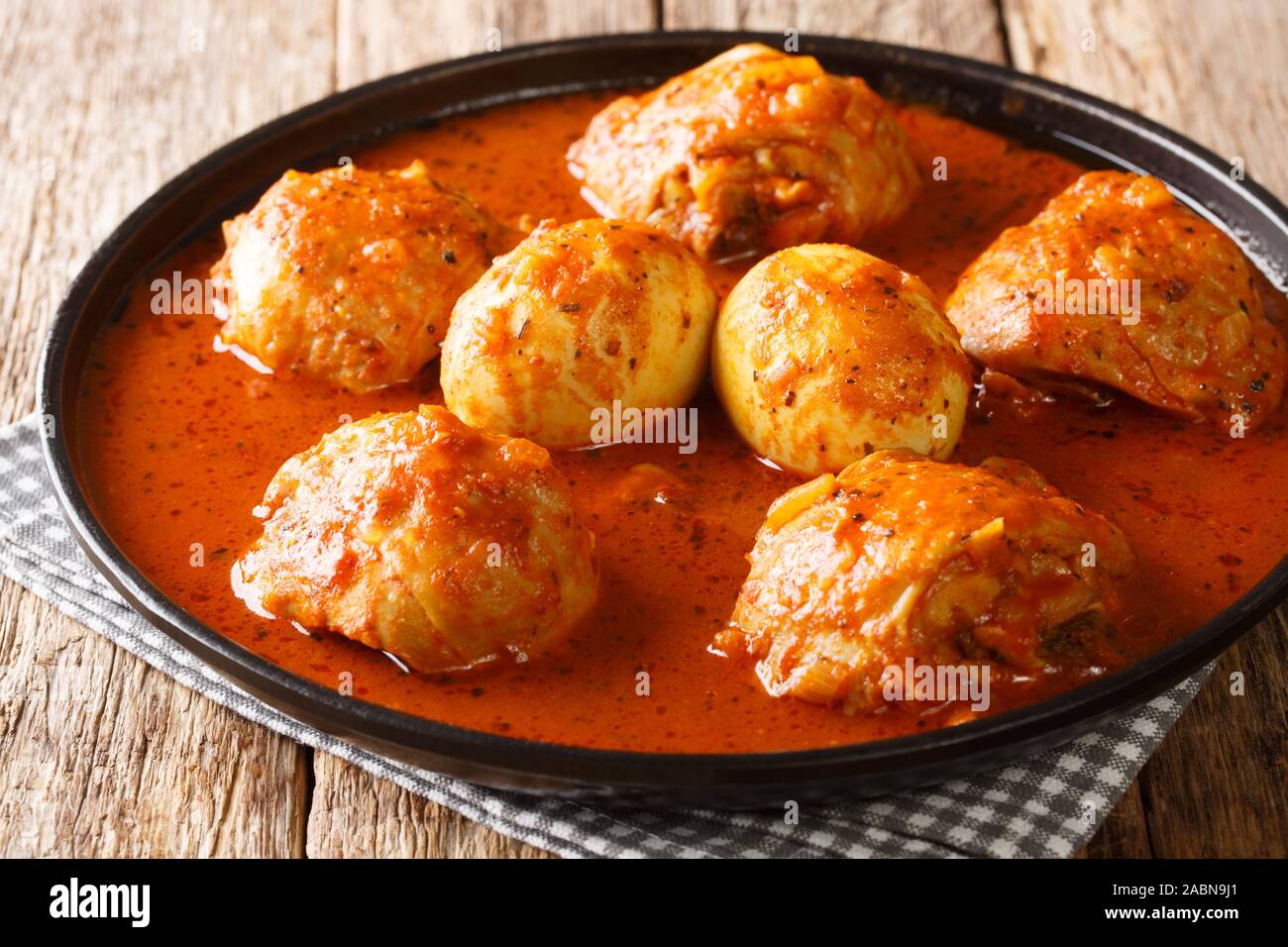 Doro wat realizzato da carne di pollo e uova sode è il più popolare del cibo tradizionale in Etiopia close-up in una piastra sul tavolo. Posizione orizzontale Foto Stock