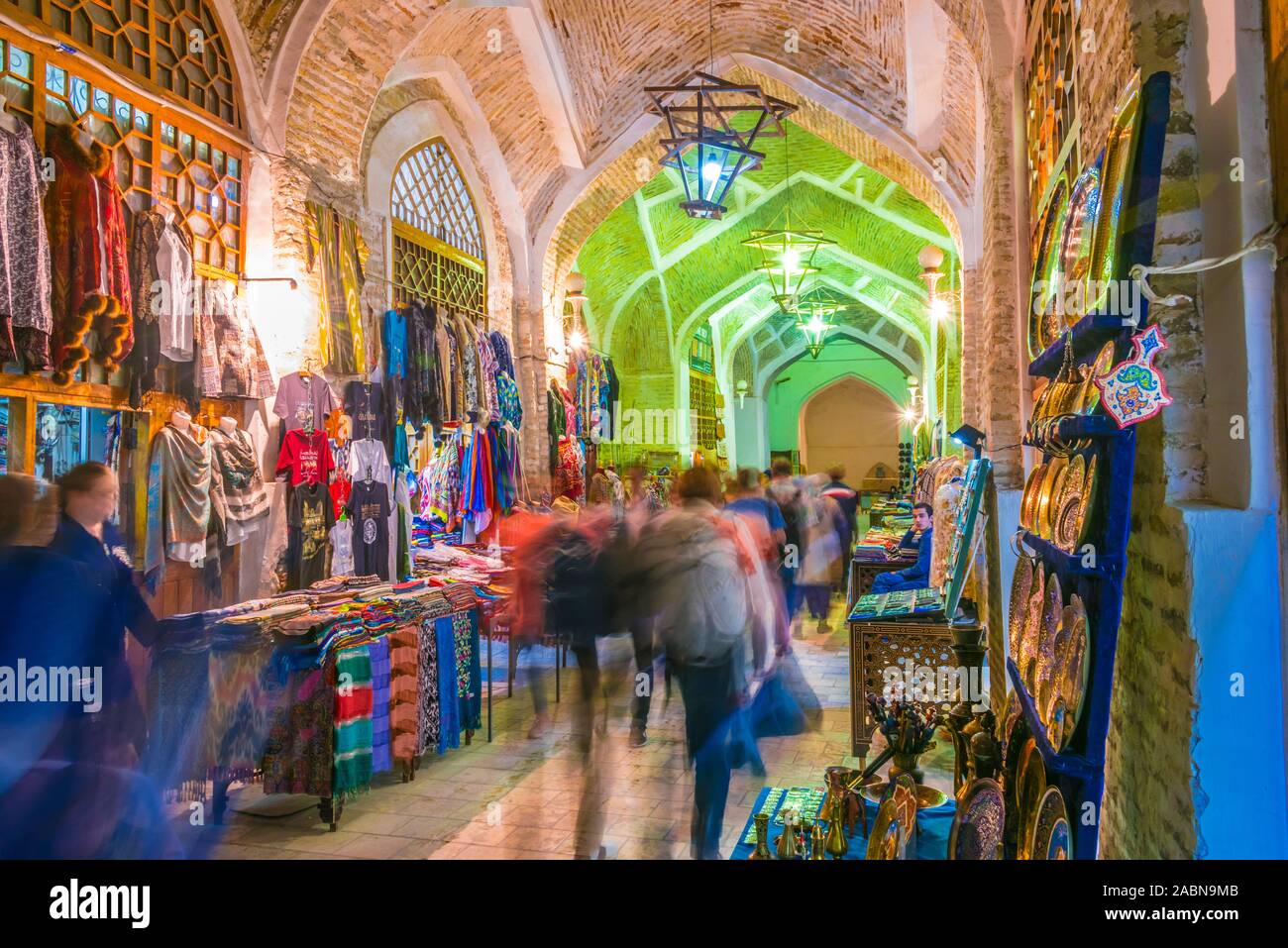 BUKHARA, UZBEKISTAN - Apr 30, 2019: Serata street vendite nel centro storico di Bukhara, Uzbekistan. Foto Stock