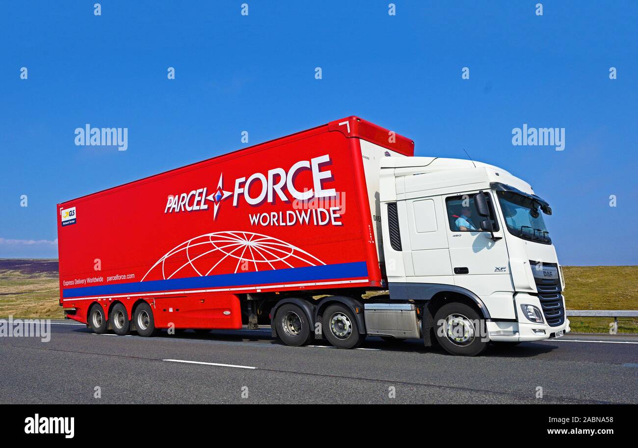 Parcelforce Worldwide HGV. Autostrada M6, in direzione sud, Shap, Cumbria, England, Regno Unito, Europa. Foto Stock