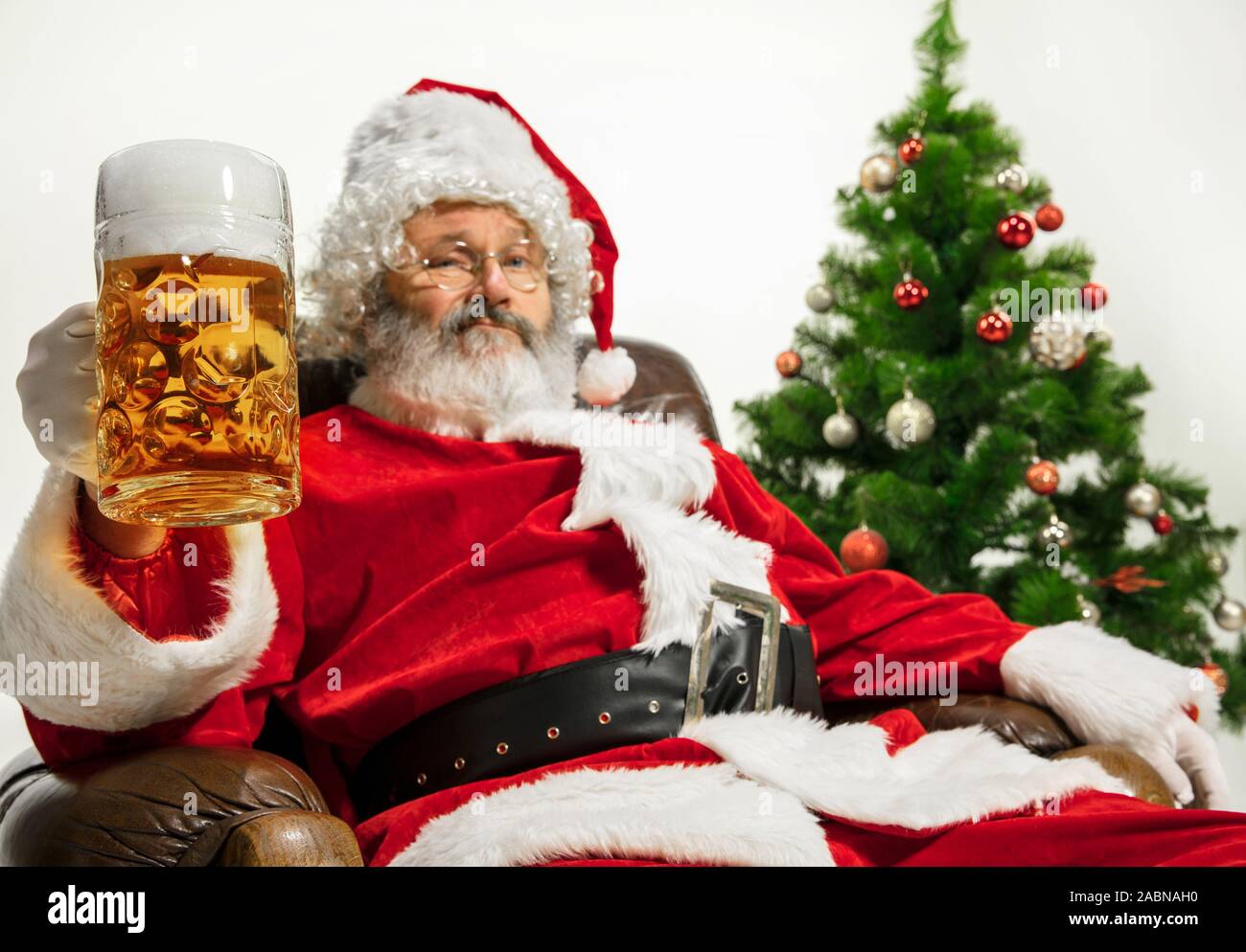 Babbo natale bevendo birra immagini e fotografie stock ad alta risoluzione  - Alamy
