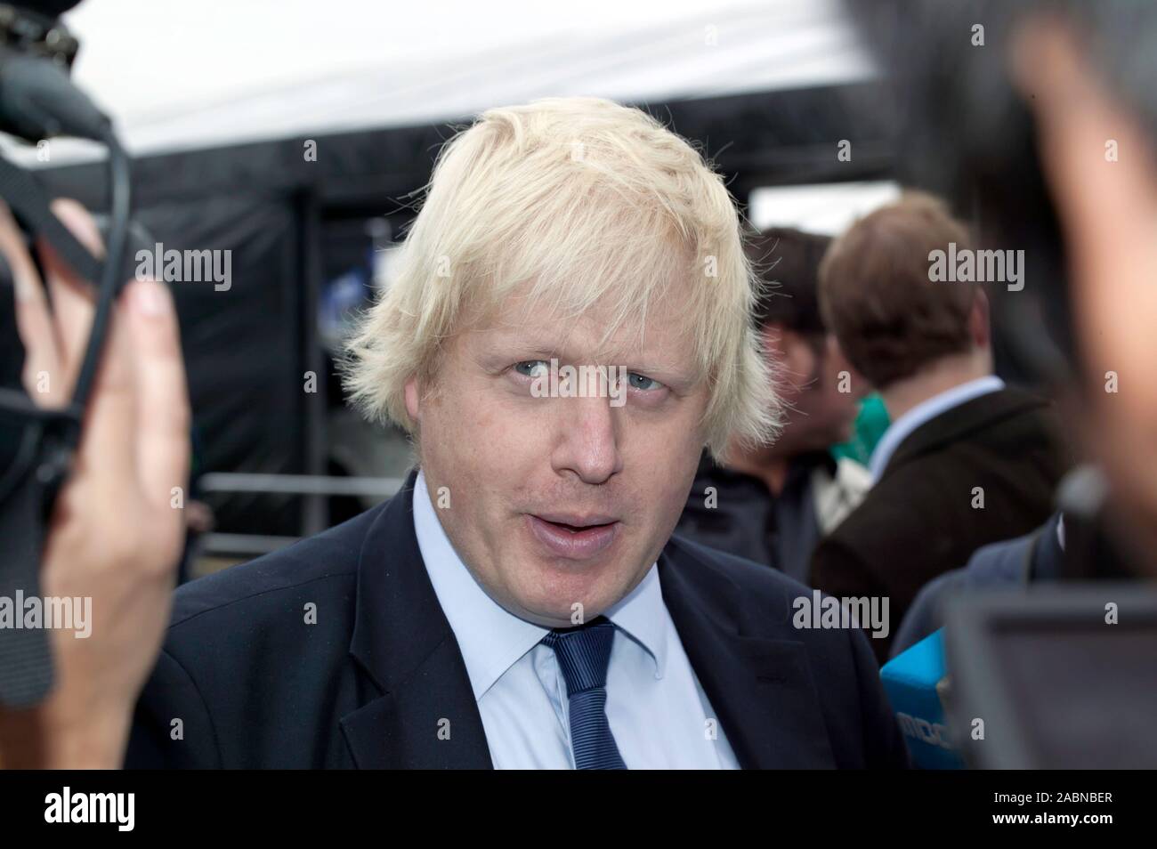 Boris Johnson in una intervista con la stampa dopo che ha aperto ufficialmente Ecovelocity, Britains prima a basso carbonio motor festival a Battersea Power Station 2011 Foto Stock