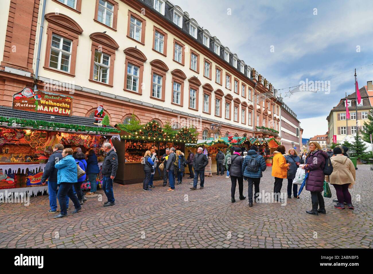 Heidelberg, Germania - Novembre 2019: vendite decorate cabine con passerby al tradizionale mercato di Natale nel centro storico della città di Heidelberg Foto Stock