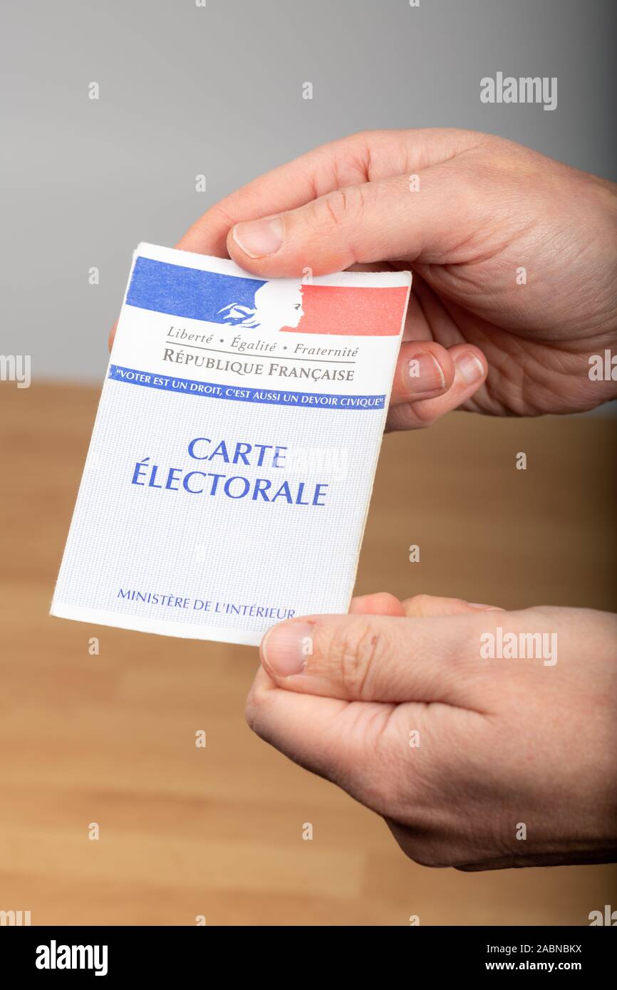 Parigi, Francia - 22 Novembre 2019 : donna tenendo un elettore card in mano Foto Stock