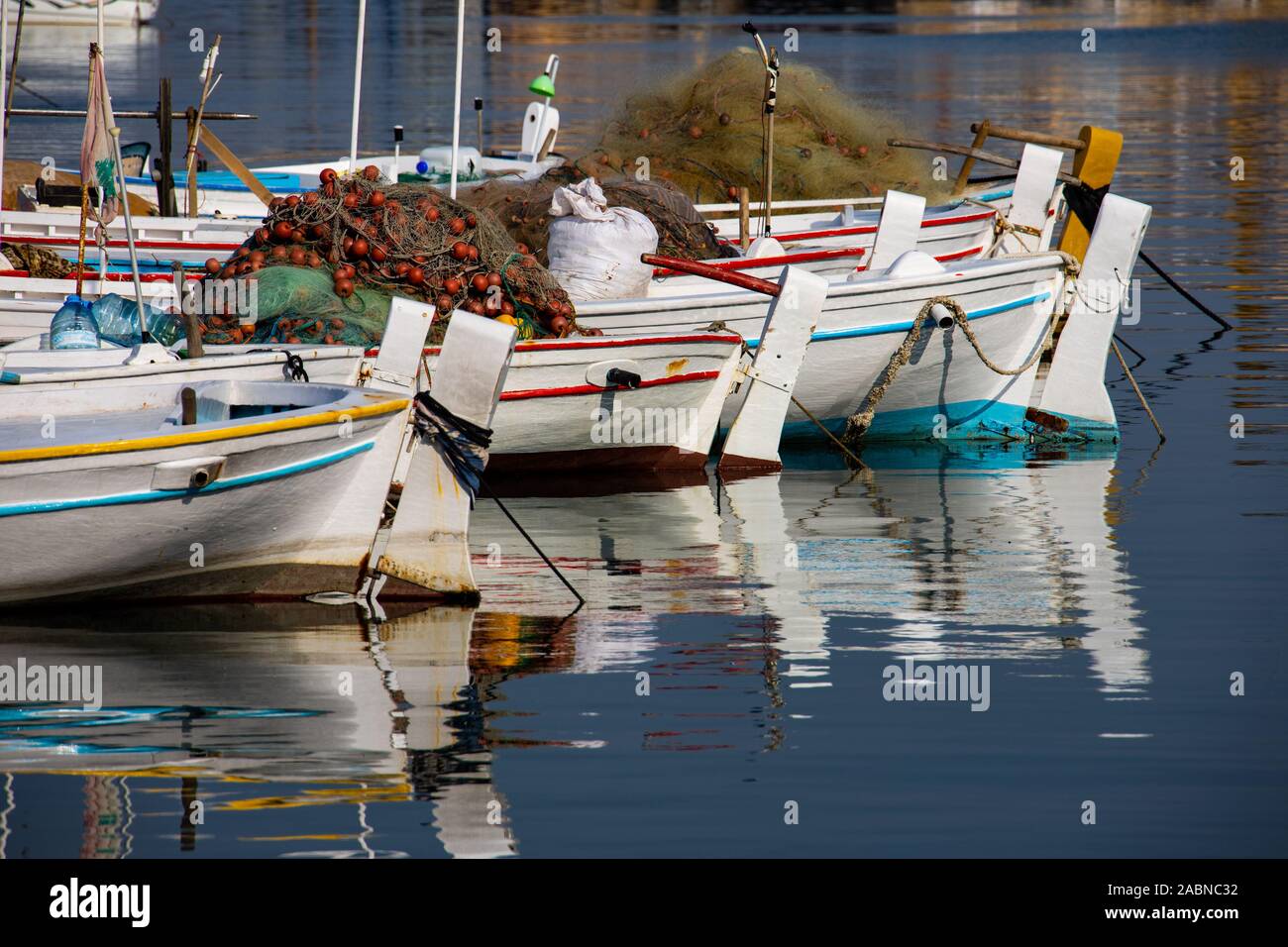 Barche da pesca in riva al mare, pneumatico, Libano Foto Stock