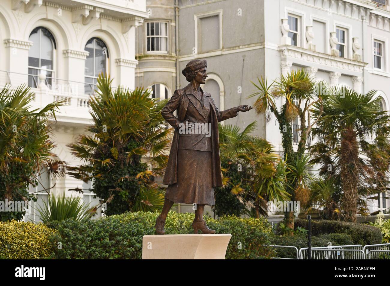 La statua di Nancy Astor, la prima donna MP, che è stato presentato oggi a Plymouth, Devon. Foto Stock