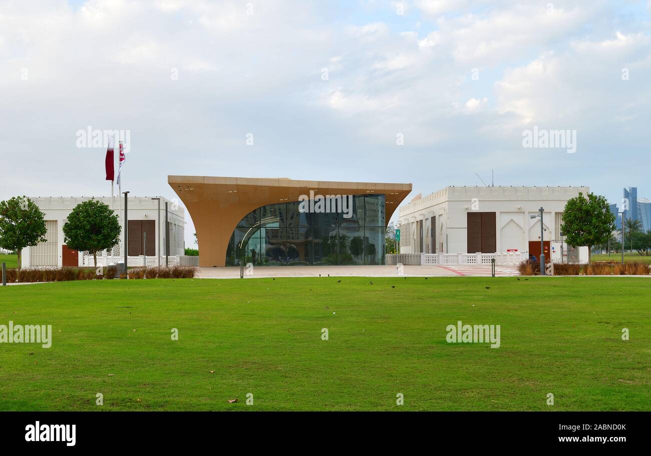 Doha, Qatar - Nov 21. 2019. Hall all'aperto con stazione della metropolitana al bidda Foto Stock