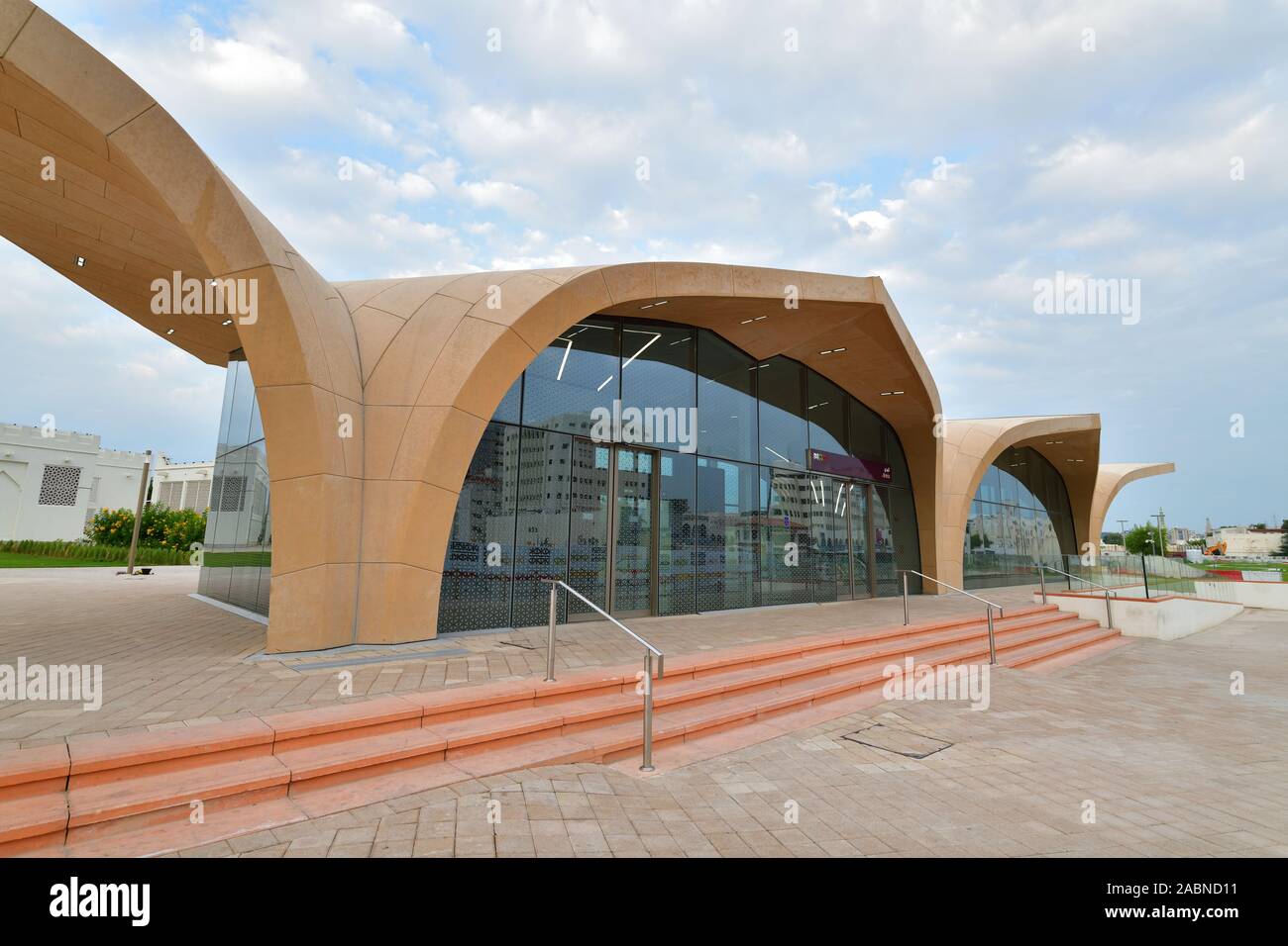 Doha, Qatar. Hall all'aperto con stazione della metropolitana al bidda Foto Stock