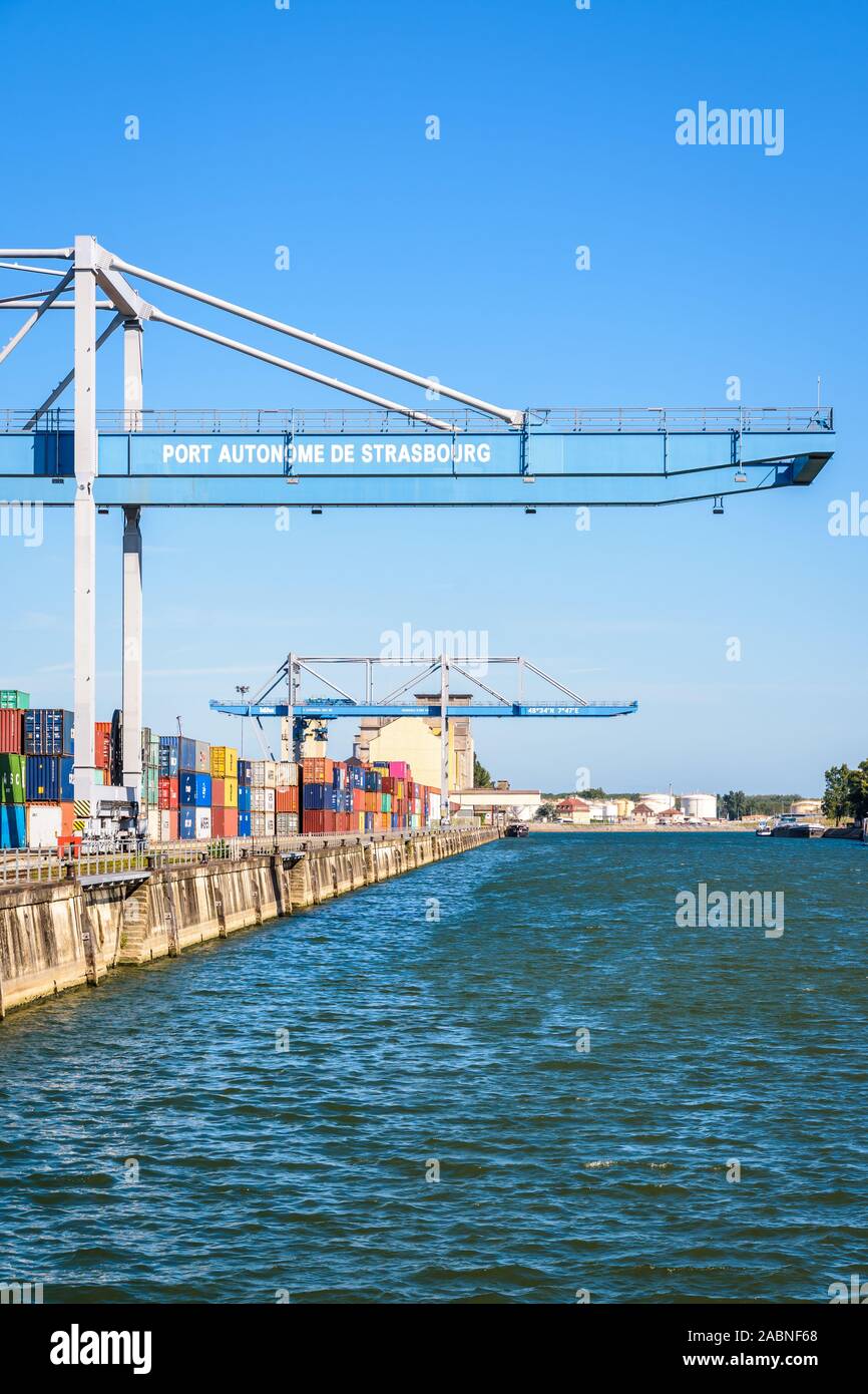 I due grandi container gru sul commercio dock nella parte nord di terminal per container del porto autonomo di Strasburgo, il secondo porto fluviale in Francia. Foto Stock
