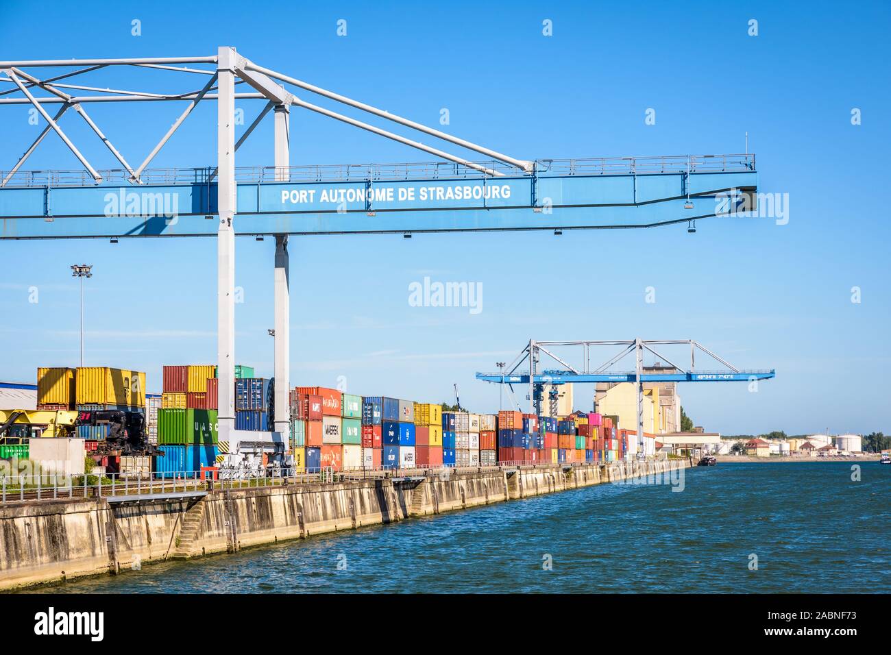 I due grandi container gru sul commercio dock nella parte nord di terminal per container del porto autonomo di Strasburgo, il secondo porto fluviale in Francia. Foto Stock