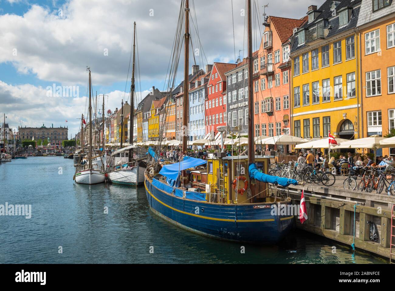 Nyhavn Copenhagen, vista la colorata quayside nel porto di Nyhavn area di Copenaghen, Danimarca. Foto Stock