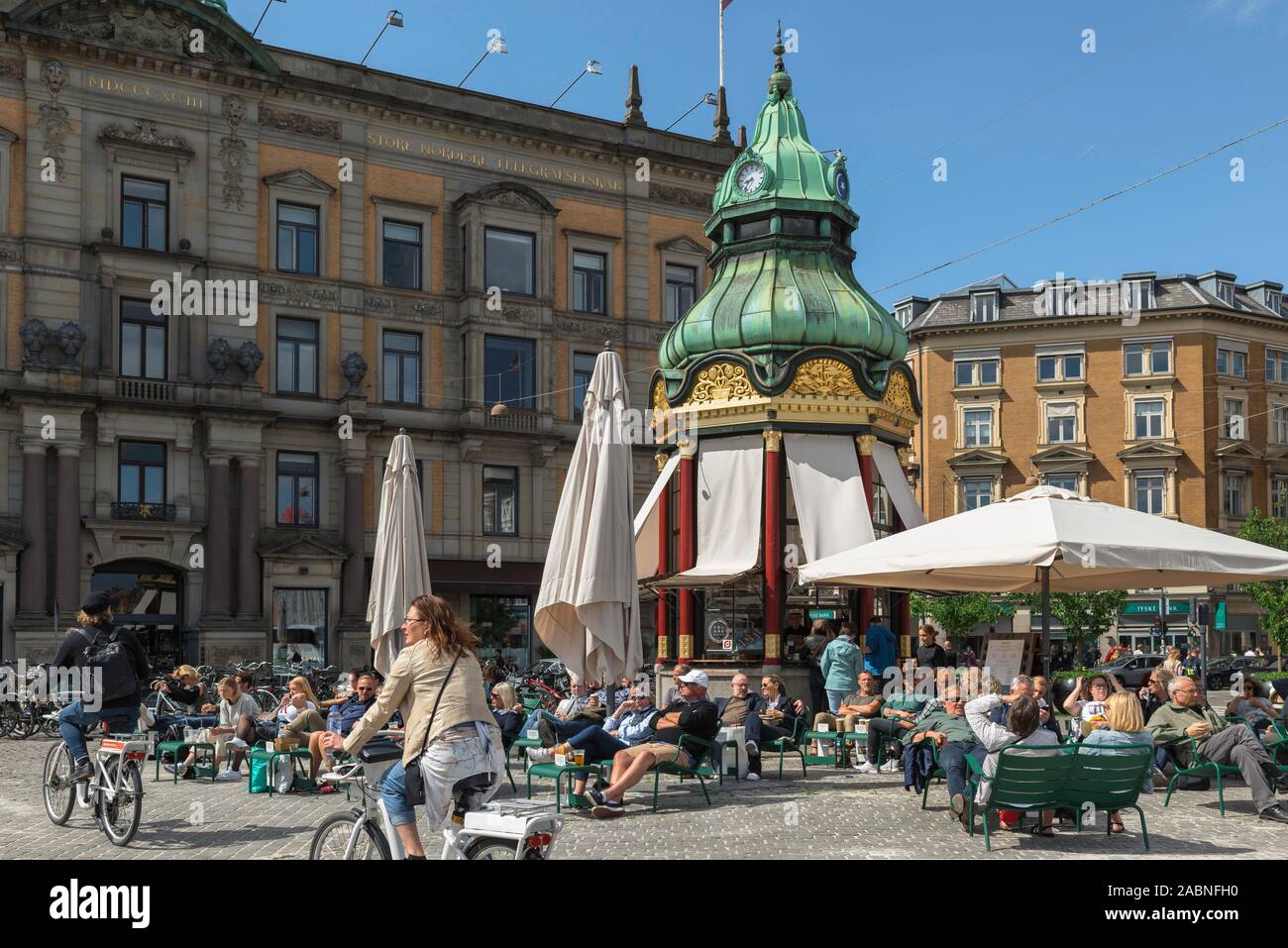 Kongens Nytorv Copenhagen, vista del popolo danese in un momento di relax a terrazza di un caffè situati in Kongens Nytorv Square nel centro di Copenhagen, Danimarca. Foto Stock
